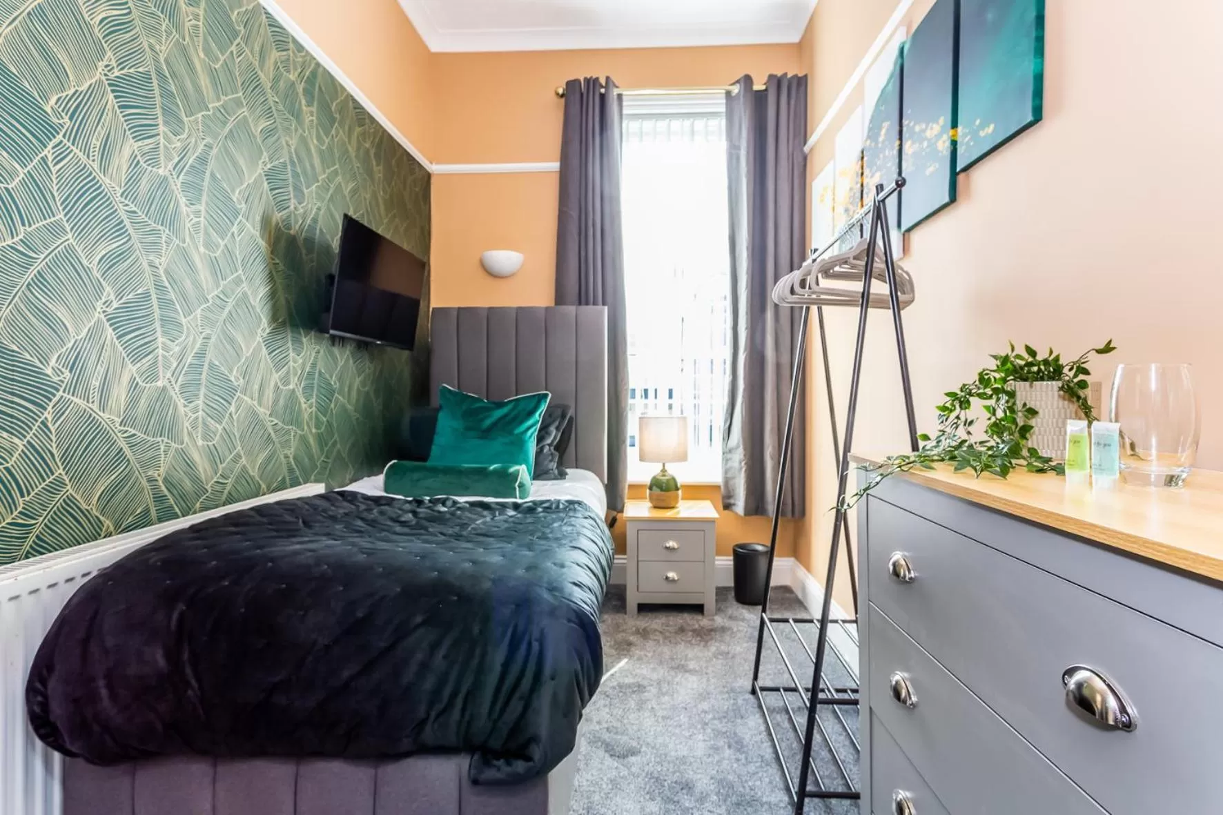 Bedroom, Bed in Comfy-Stays - Lower Ocean Road