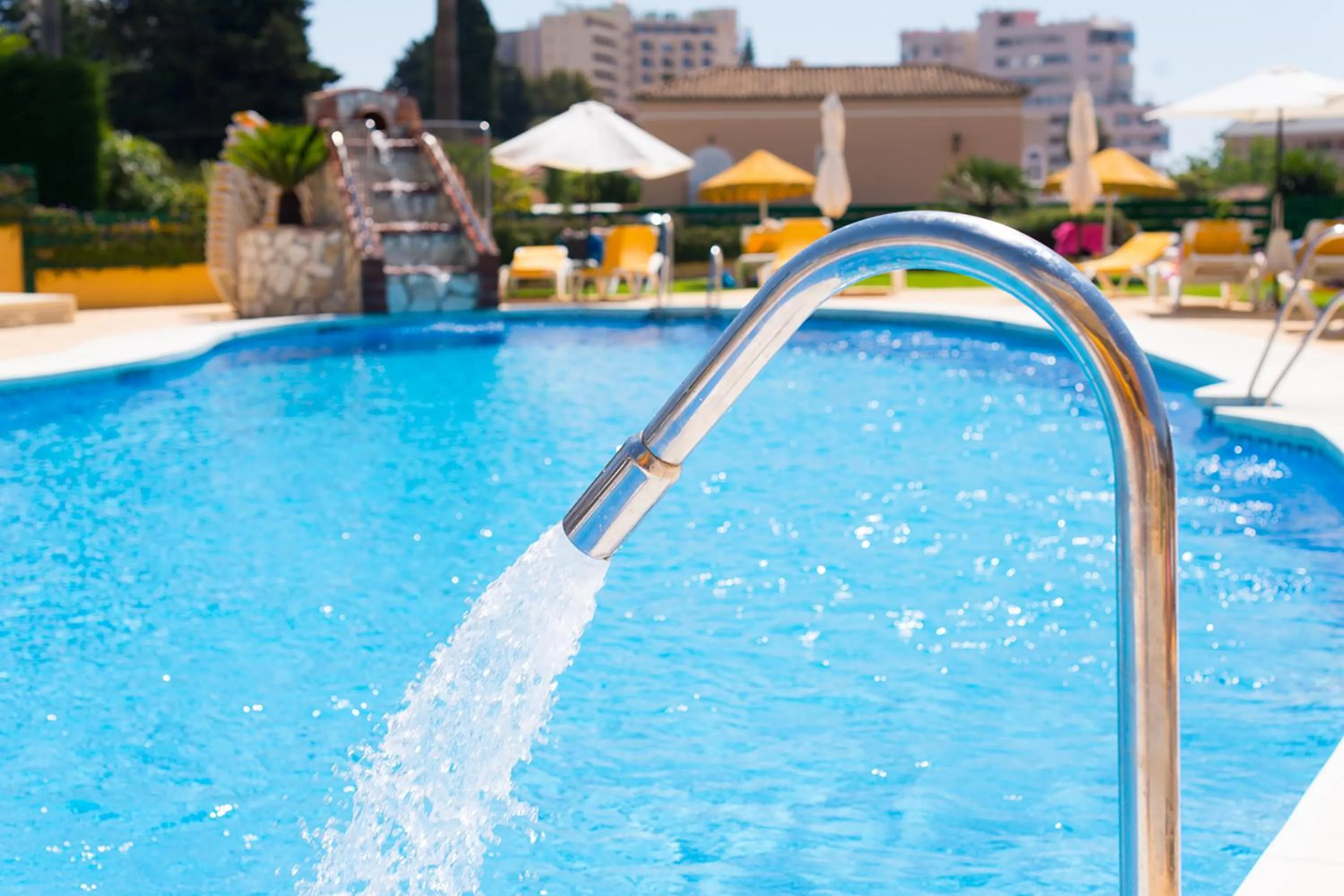 Swimming pool in Hotel Monarque Torreblanca