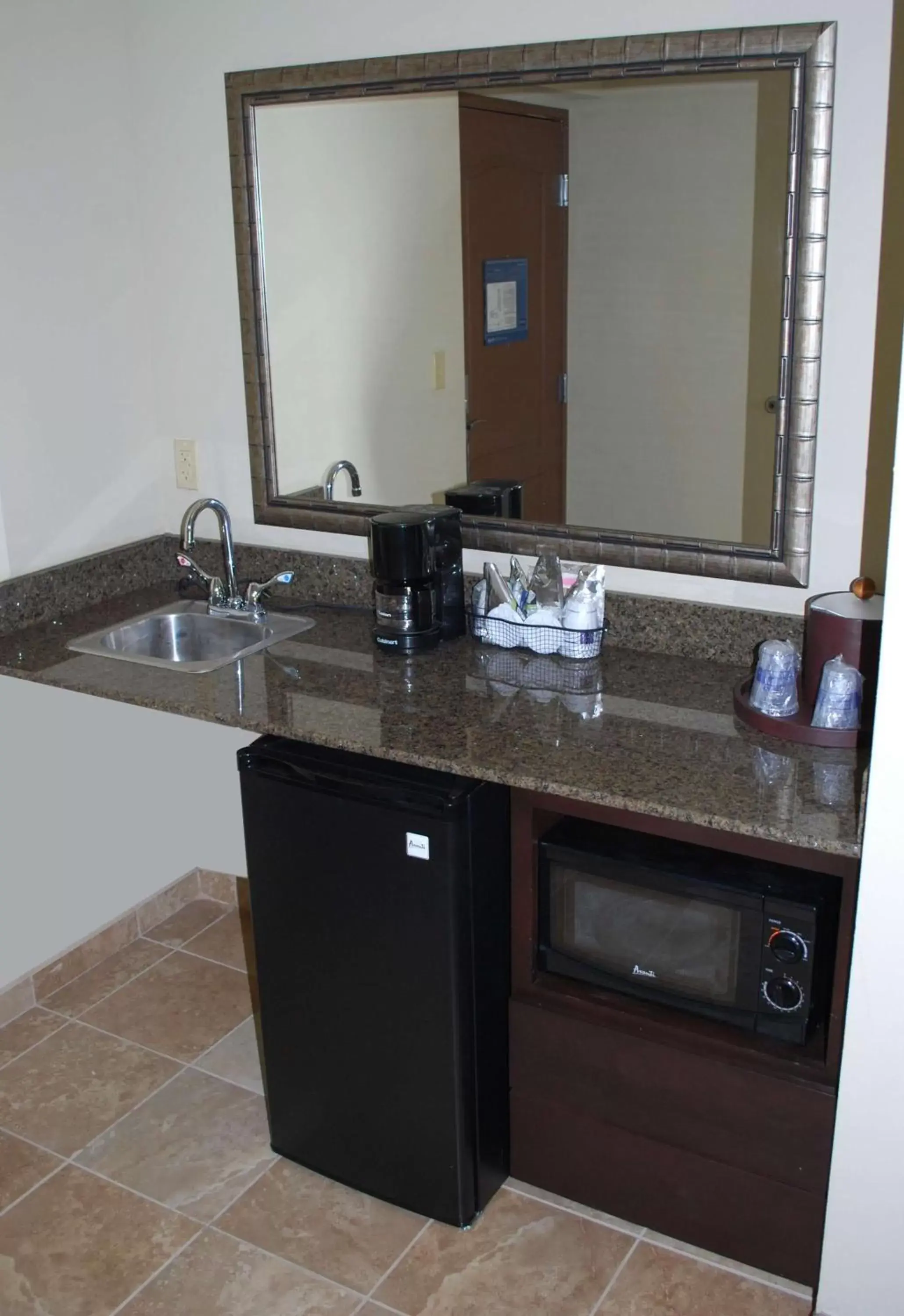 Kitchen or kitchenette, Bathroom in Hampton Inn & Suites Phoenix/Gilbert