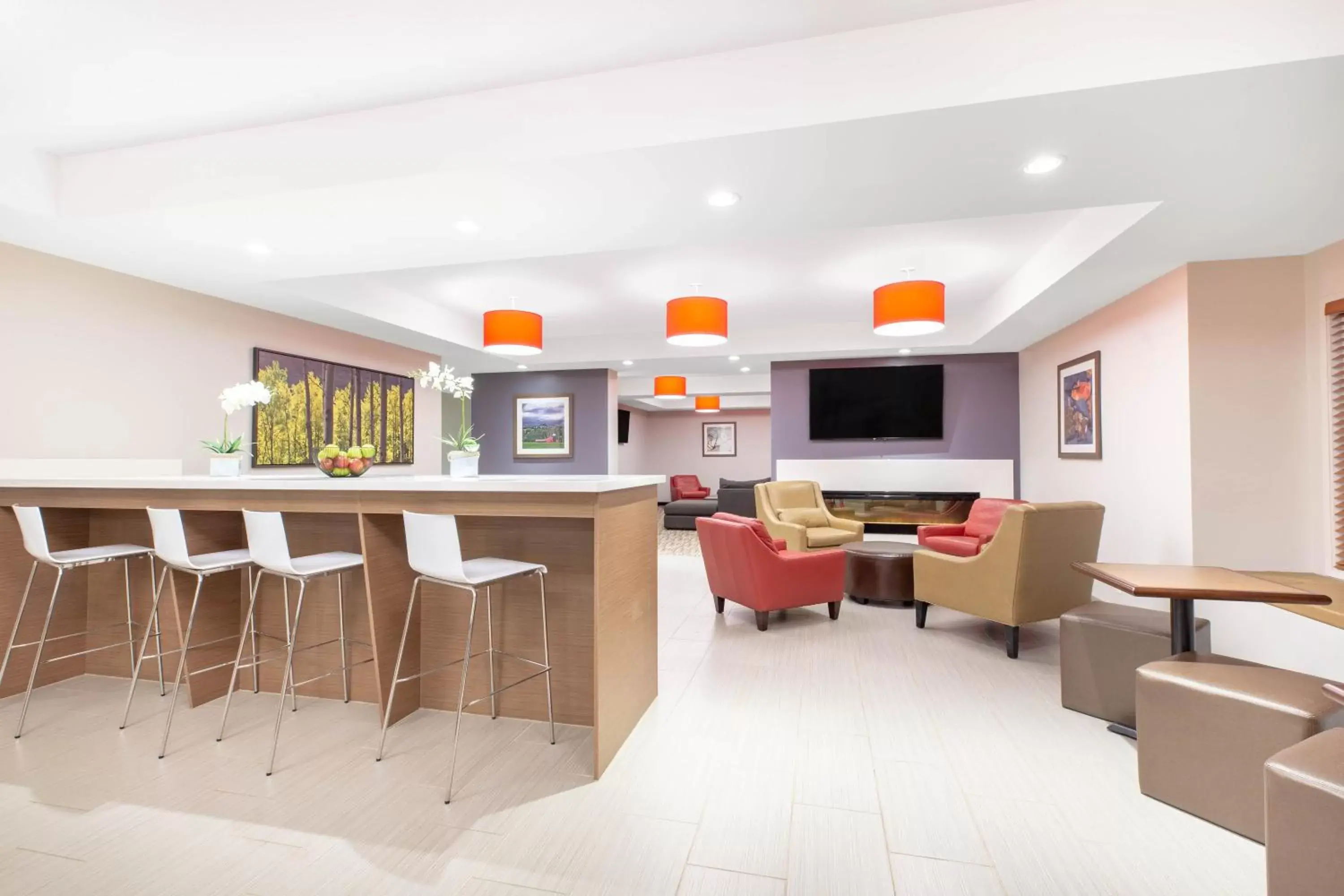 Communal lounge/ TV room, Lounge/Bar in Microtel Inn & Suites by Wyndham Fort McMurray