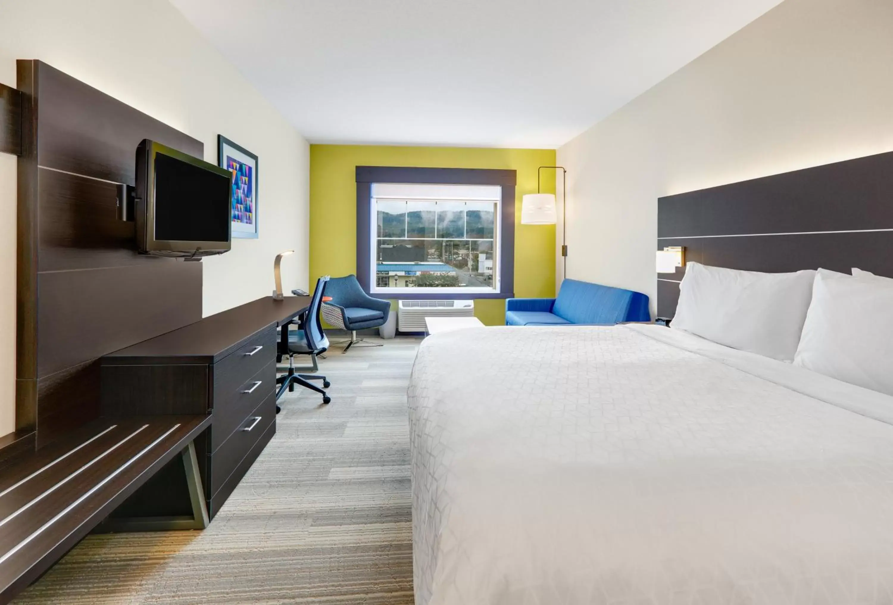 Bedroom, TV/Entertainment Center in Holiday Inn Express Hotel & Suites Seaside Convention Center, an IHG Hotel