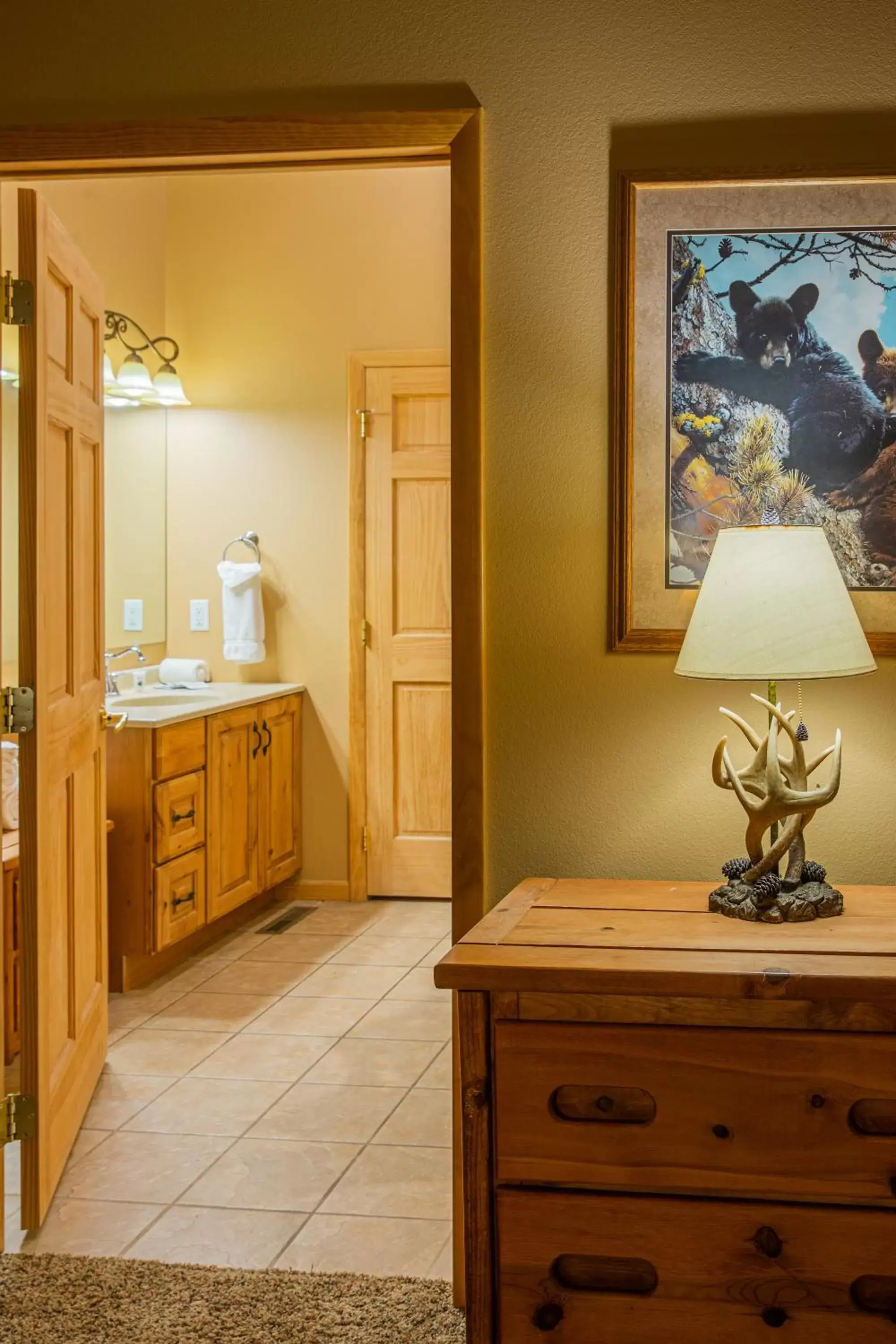 Bathroom, Kitchen/Kitchenette in Lodge at Palmer Gulch