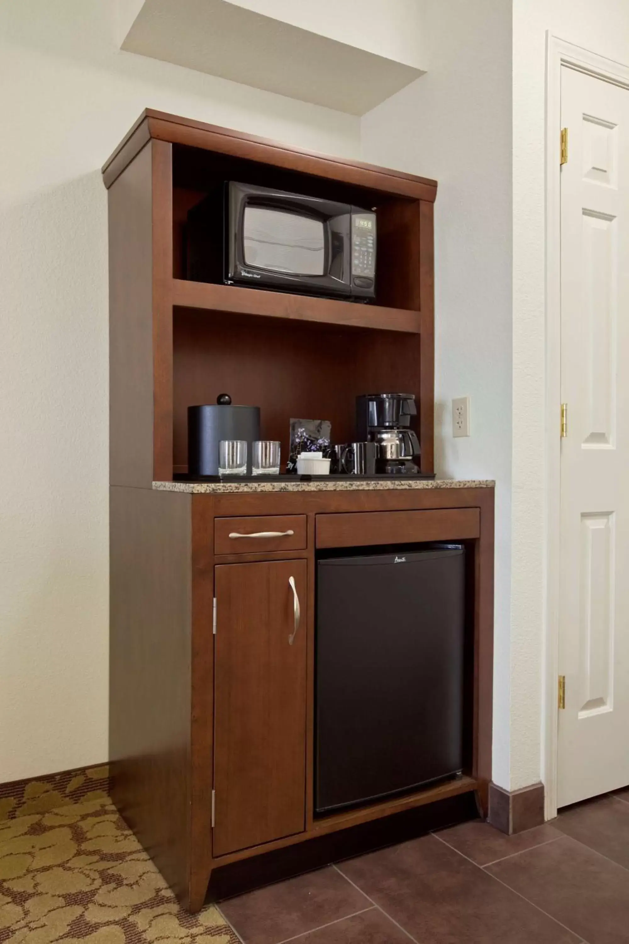 Kitchen or kitchenette, Kitchen/Kitchenette in Hilton Garden Inn Hoffman Estates