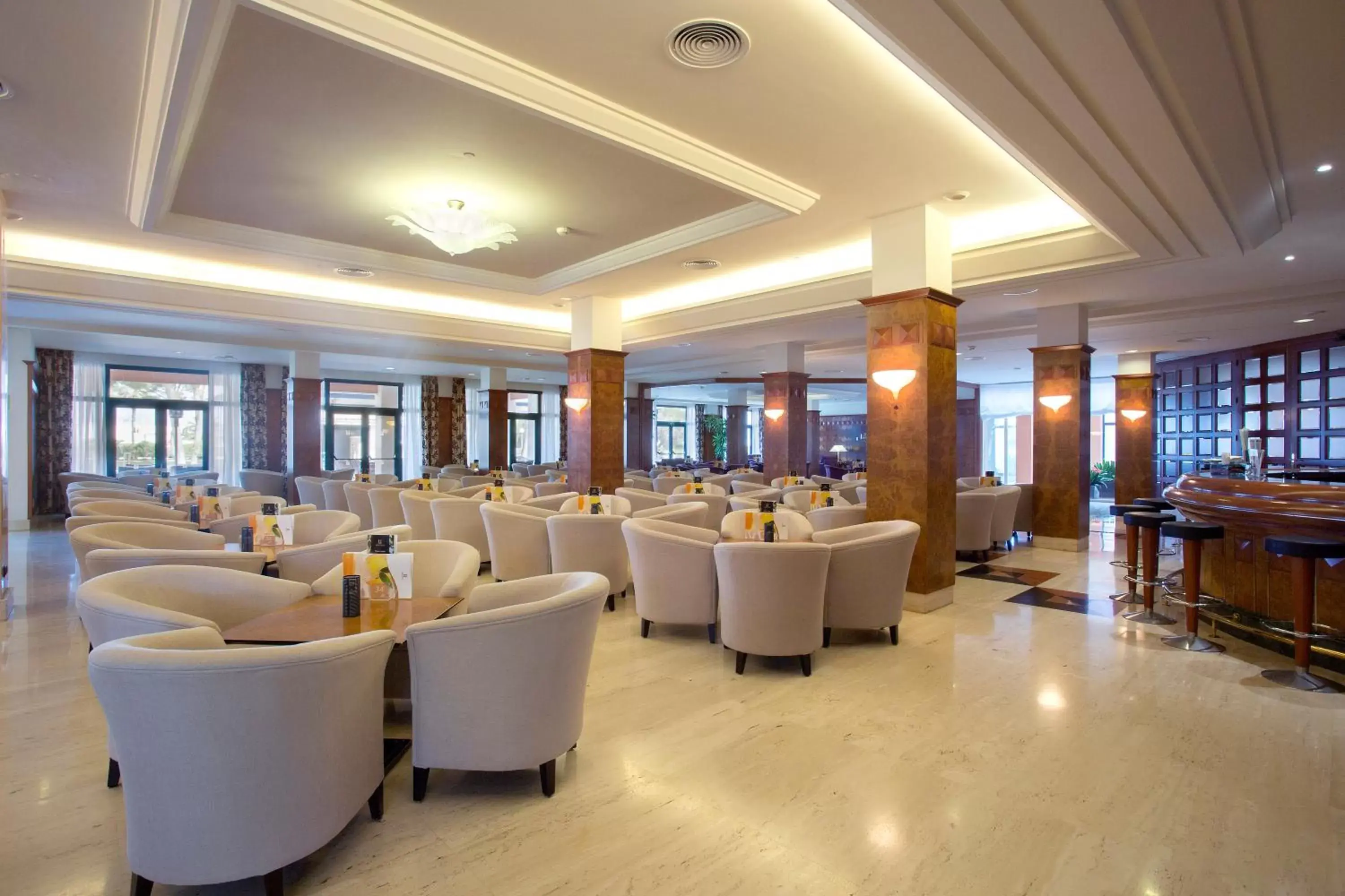 Lounge or bar in Hipotels Hipocampo Palace & Spa Lounge or bar in Hipotels Hipocampo Palace & Spa