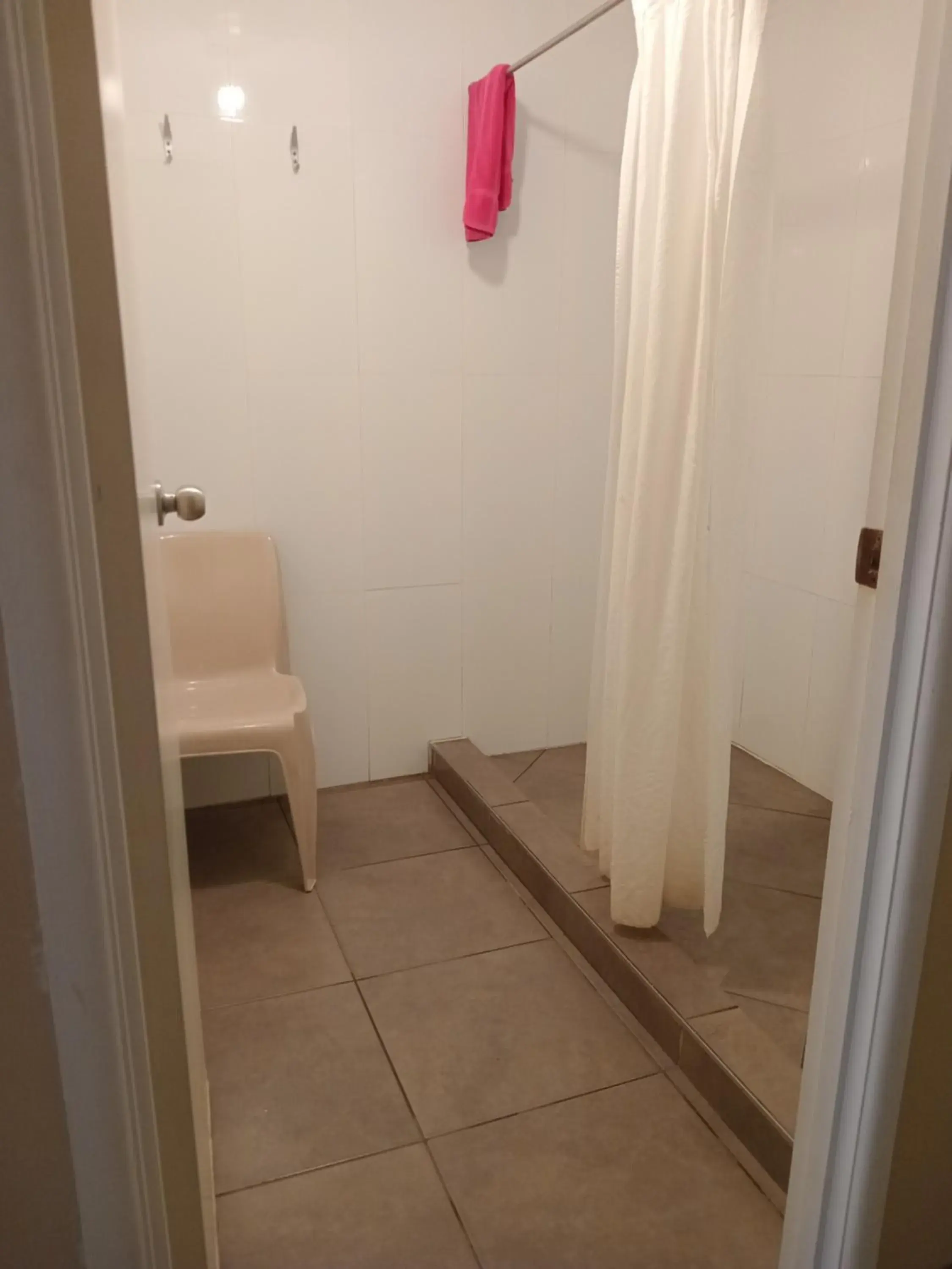 Shower, Bathroom in Flashpackers Hervey Bay Hostel