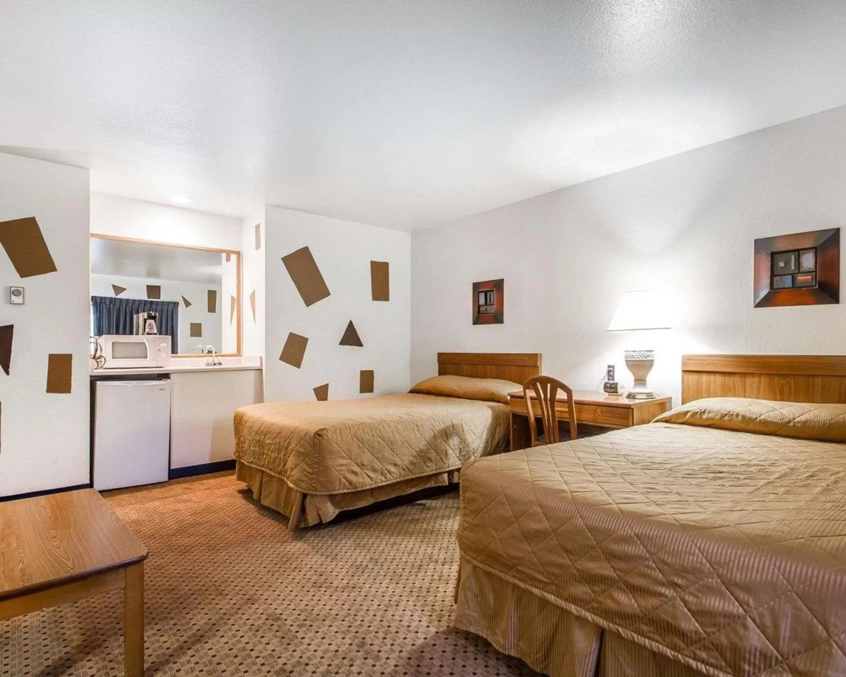 Photo of the whole room, Bed in Rodeway Inn & Suites Madison East Photo of the whole room, Bed in Rodeway Inn & Suites Madison East