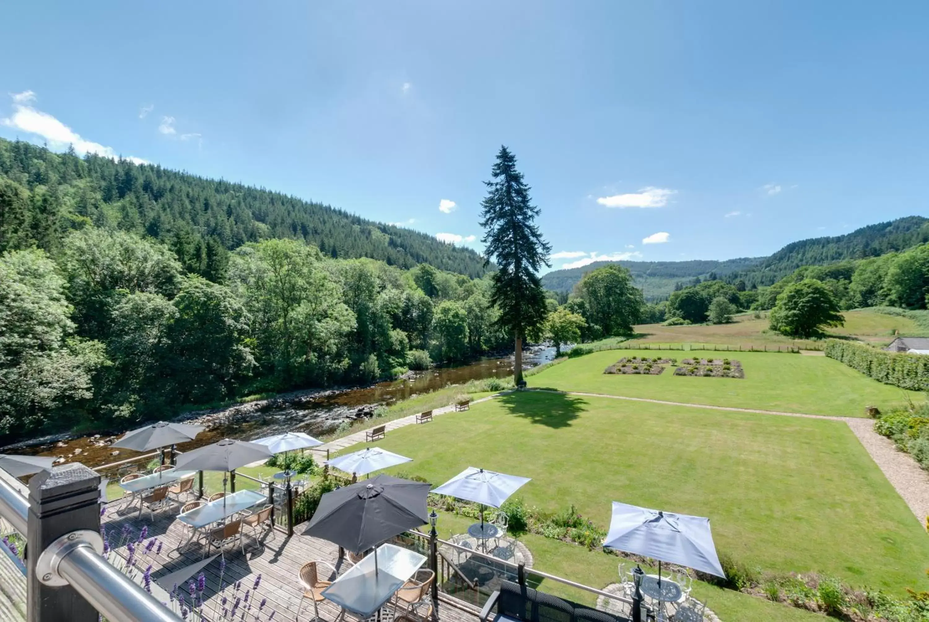 Garden in Craig-y-Dderwen Riverside Hotel