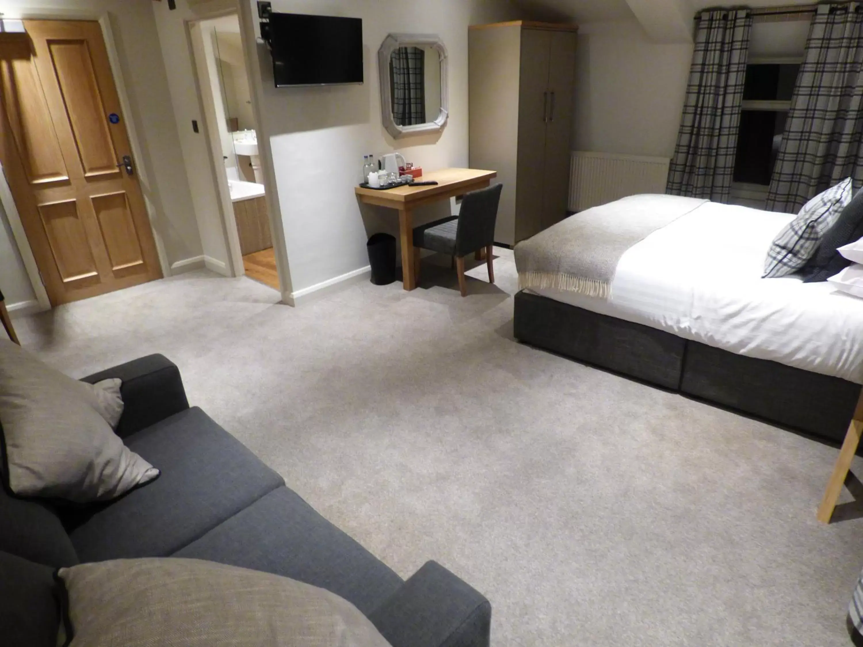 Bed, Seating Area in The Fenwick Steak & Seafood Pub