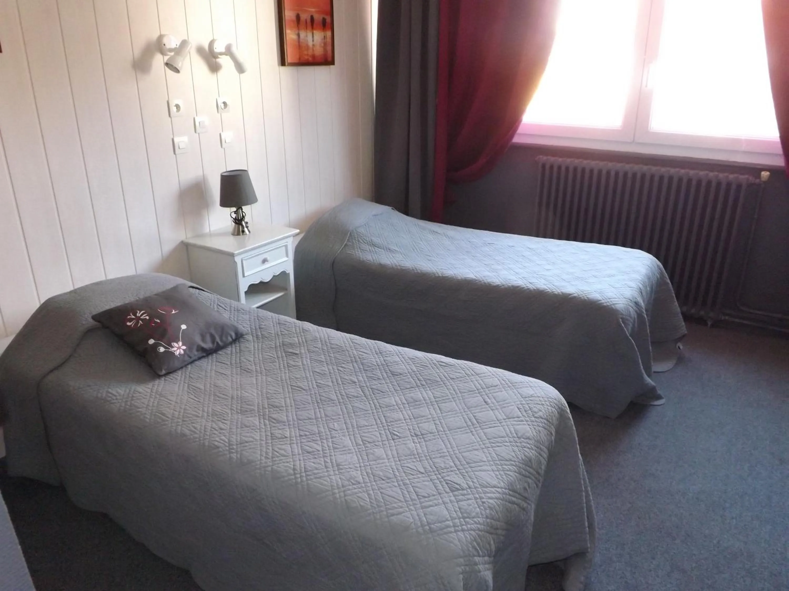 Photo of the whole room in Hôtel De Londres