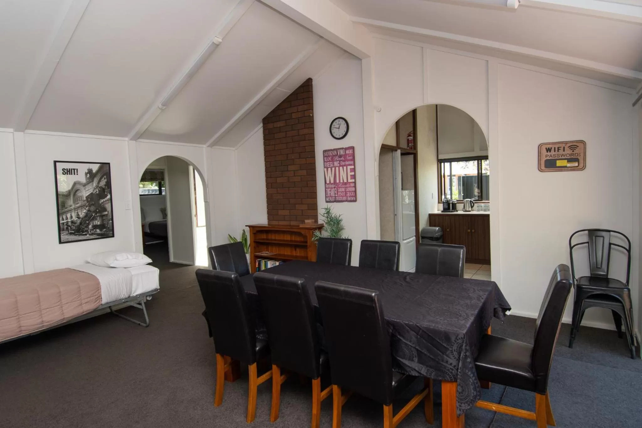 Dining area, Bed in Middle Park Motel