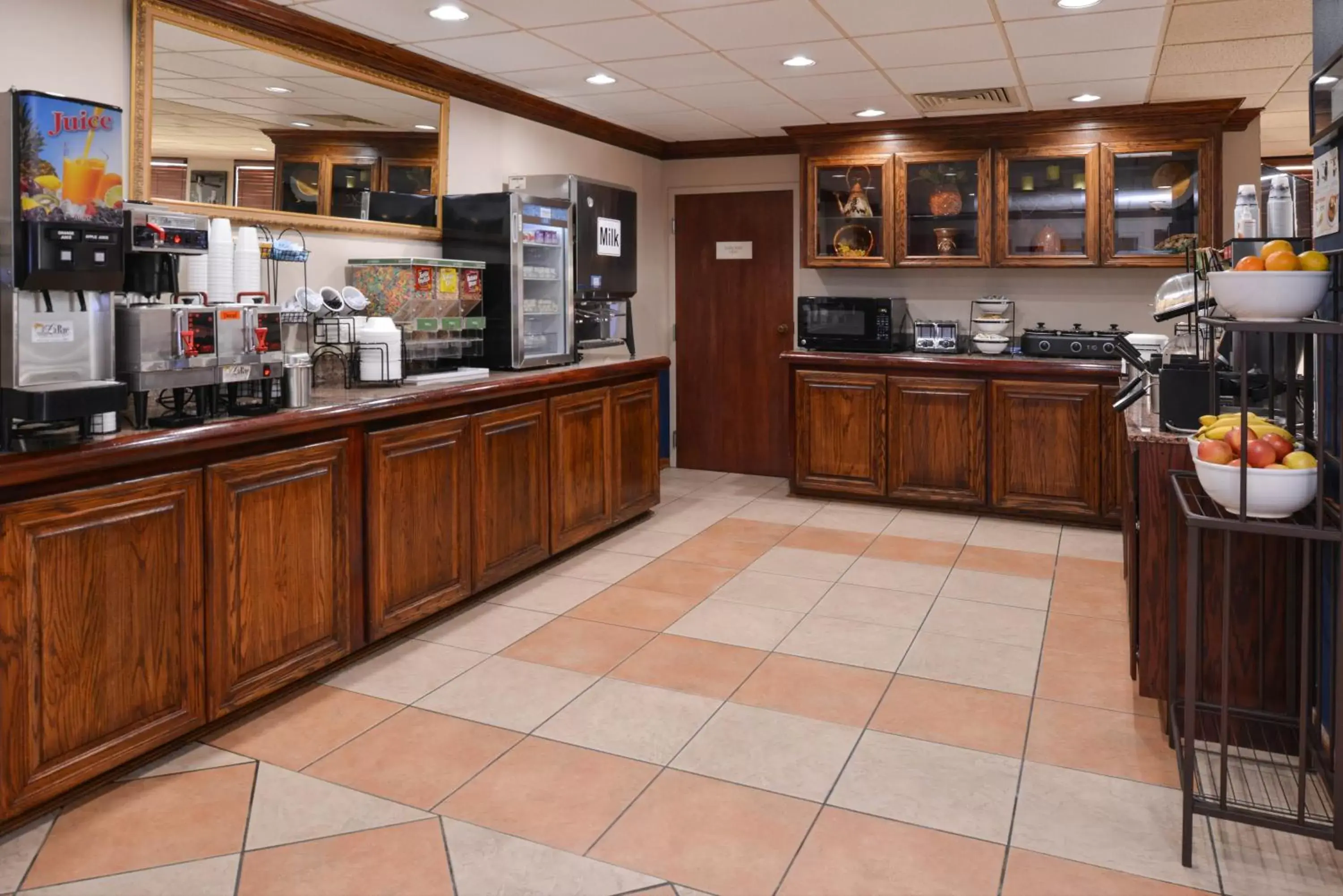 Coffee/tea facilities in New Victorian Inn & Suites Omaha