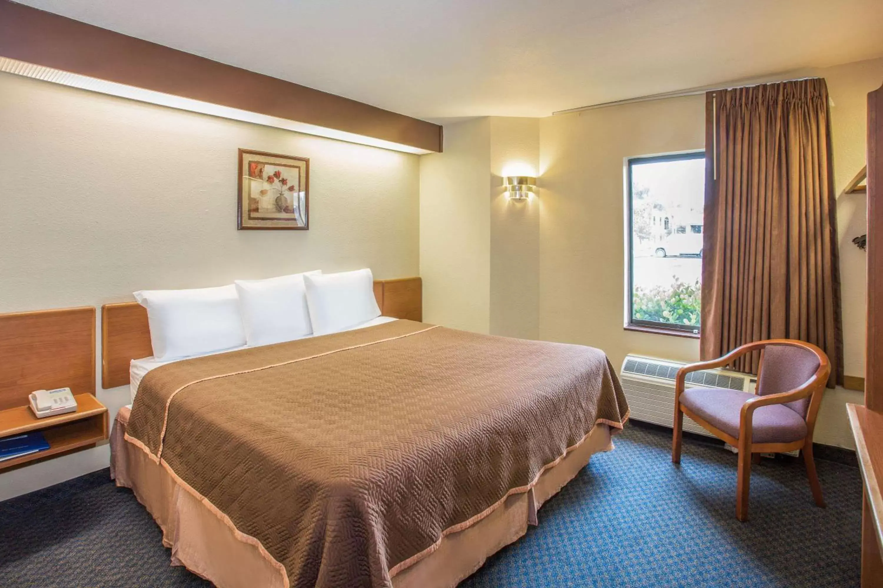 Photo of the whole room, Bed in Travelodge by Wyndham Fort Myers Airport