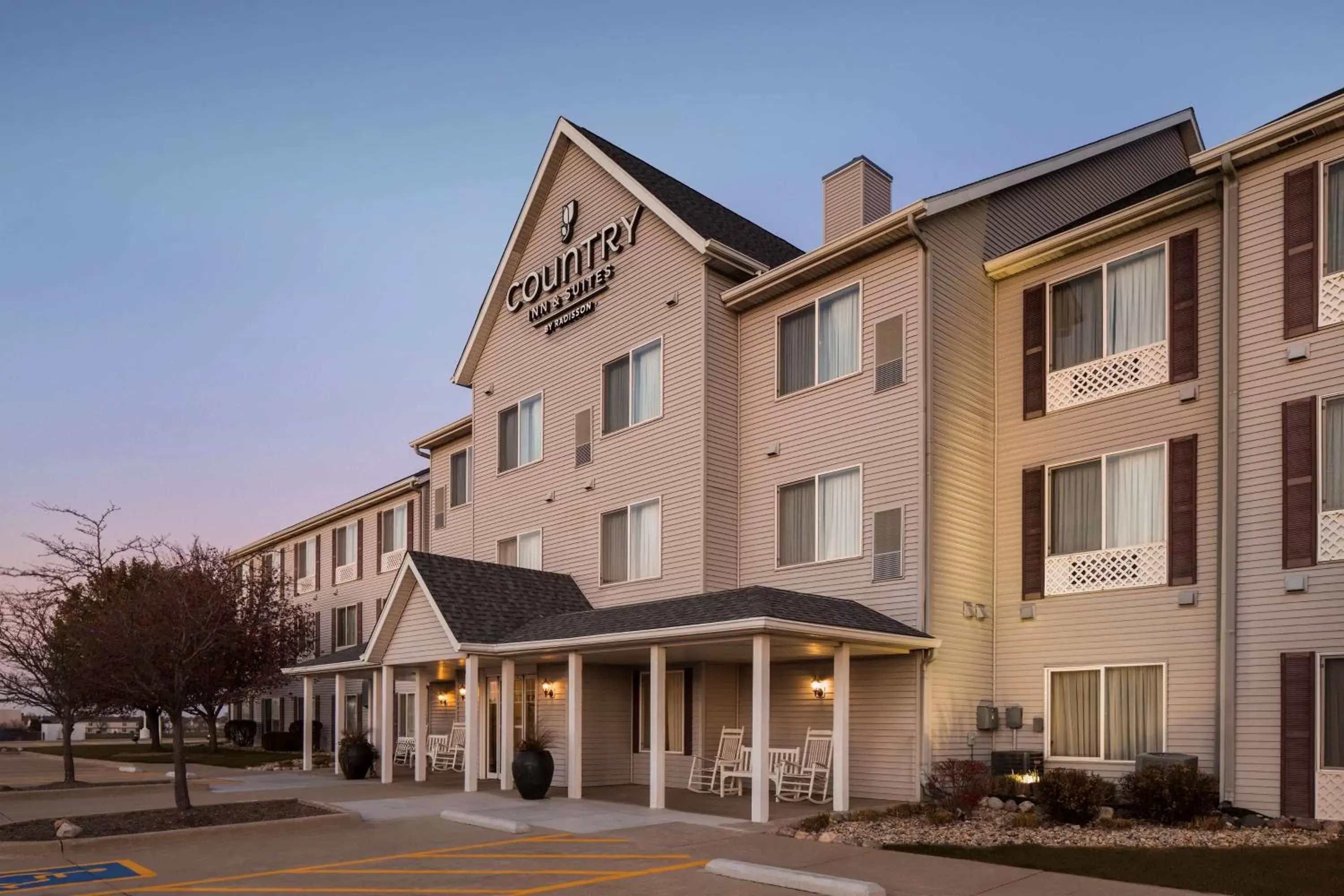 Property building in Country Inn & Suites by Radisson, Bloomington-Normal Airport, IL