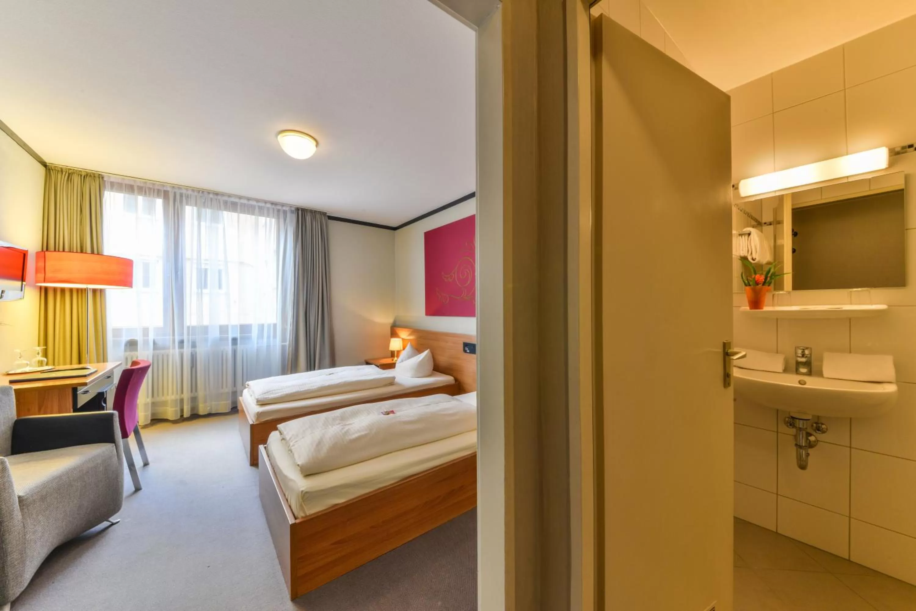 Photo of the whole room, Bed in Hotel Fidelio