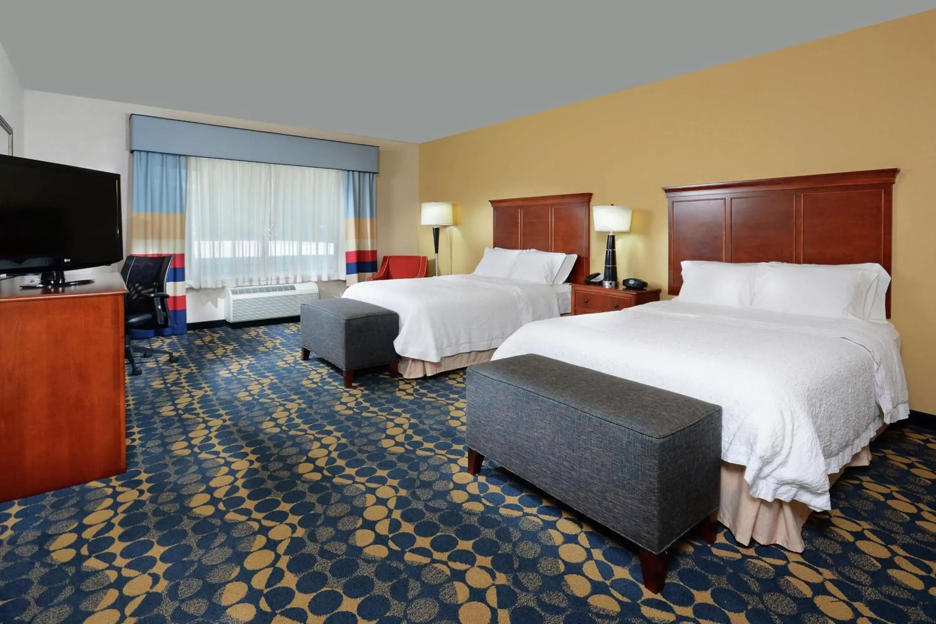 Bedroom, Bed in Hampton Inn & Suites Huntersville