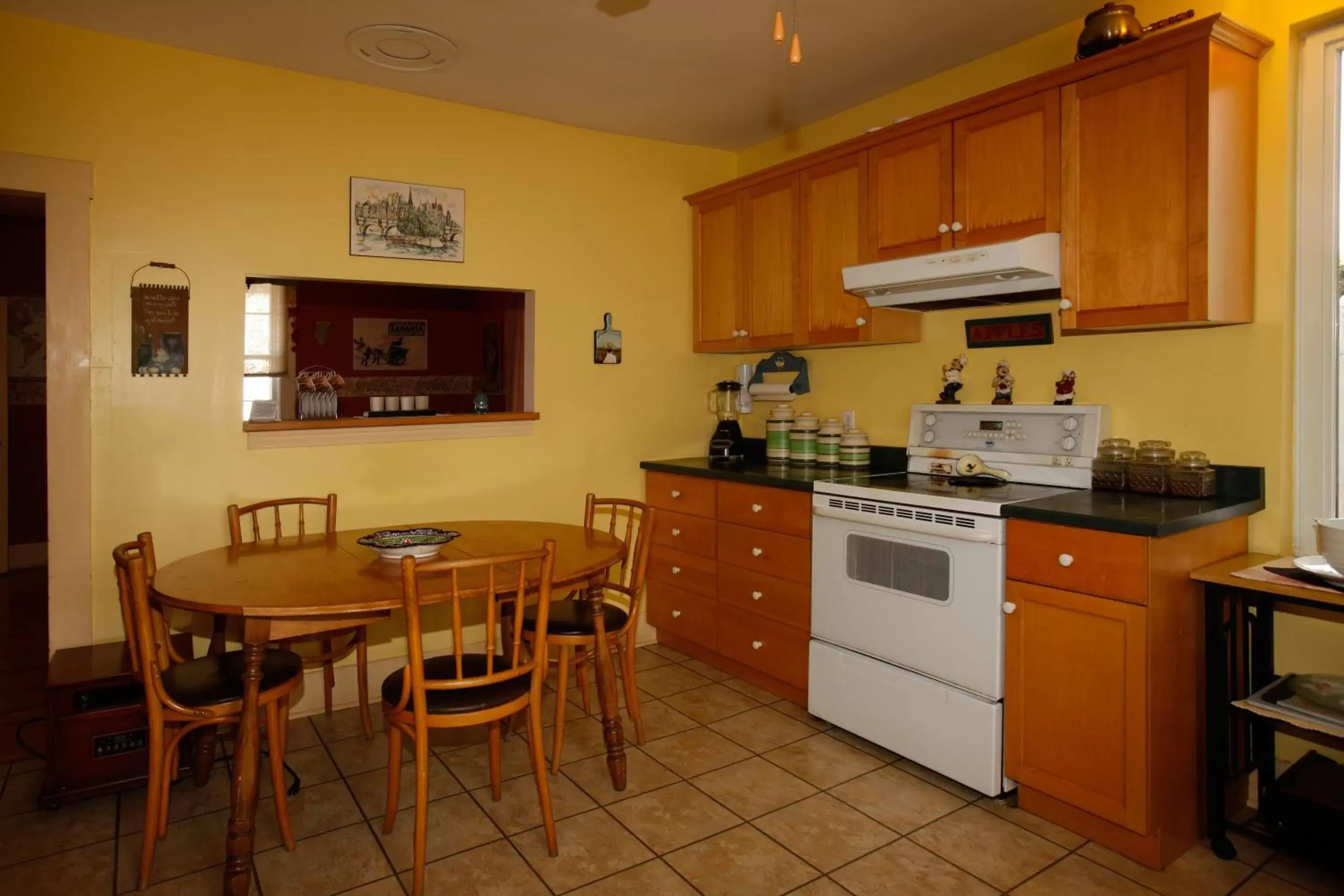 Dining area, Kitchen/Kitchenette in À Amour et Amitié