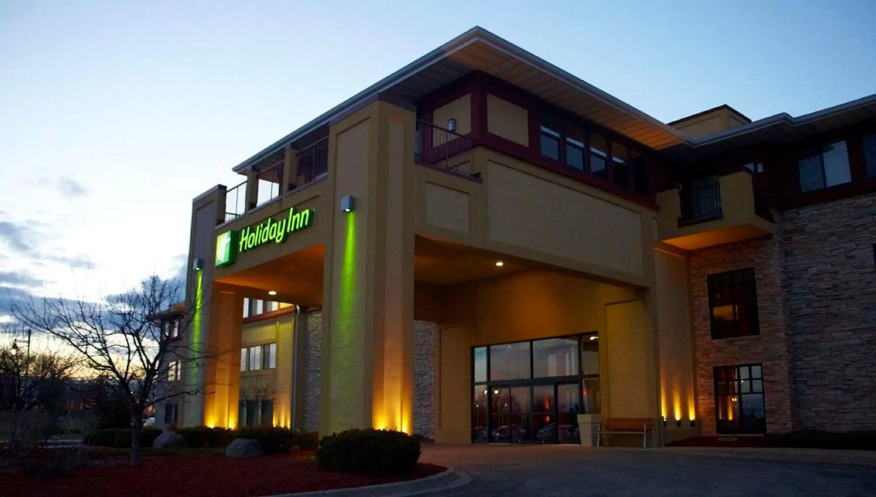 Property Building in Holiday Inn Hotel Pewaukee-Milwaukee West, an IHG Hotel