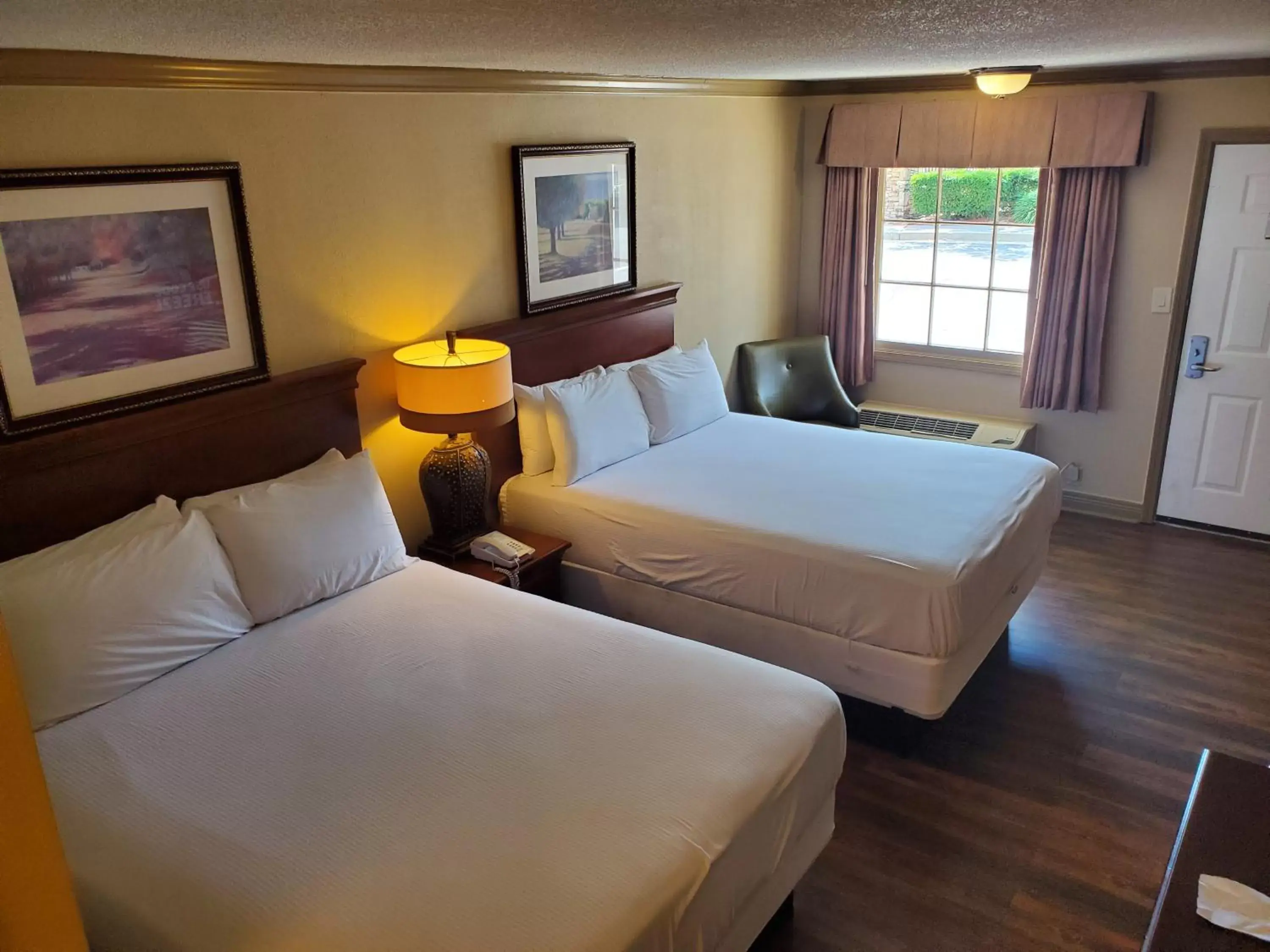 Photo of the whole room, Bed in Colonial House Motel