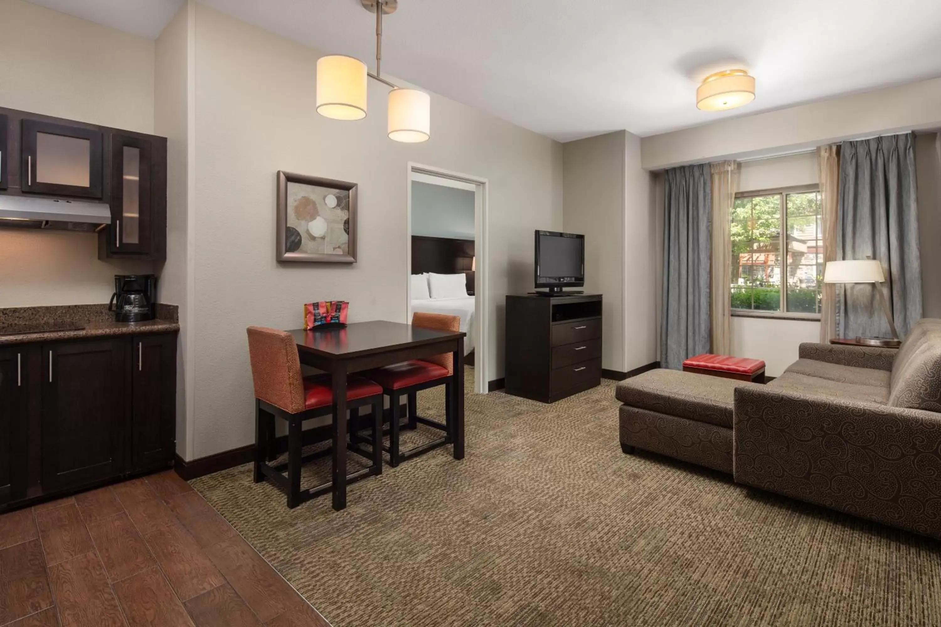 Kitchen or kitchenette, TV/Entertainment Center in Staybridge Suites Fairfield Napa Valley Area, an IHG Hotel