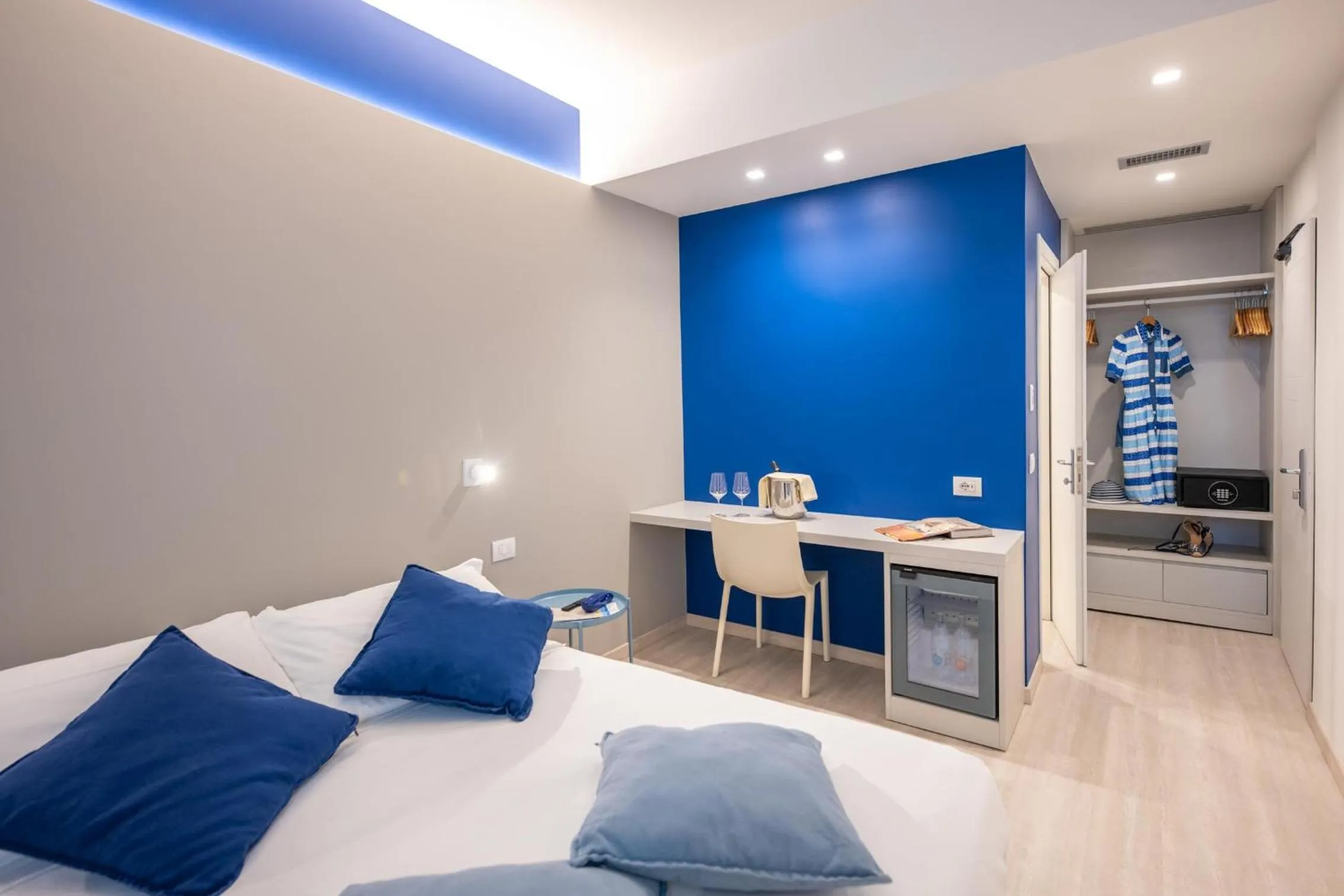 Photo of the whole room, Bed in L'Alba Hotel