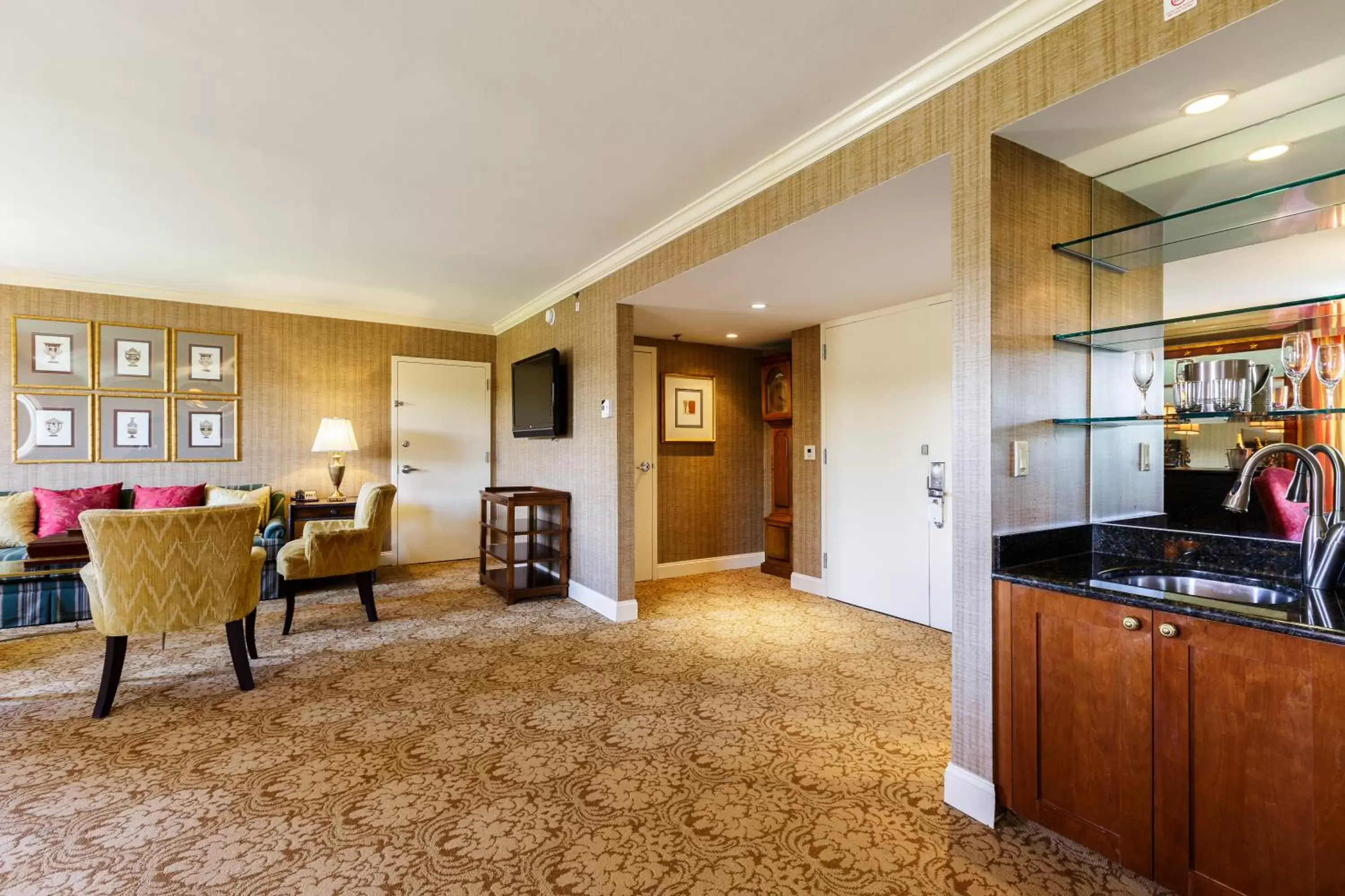 Seating area, Kitchen/Kitchenette in Sleepy Hollow Hotel