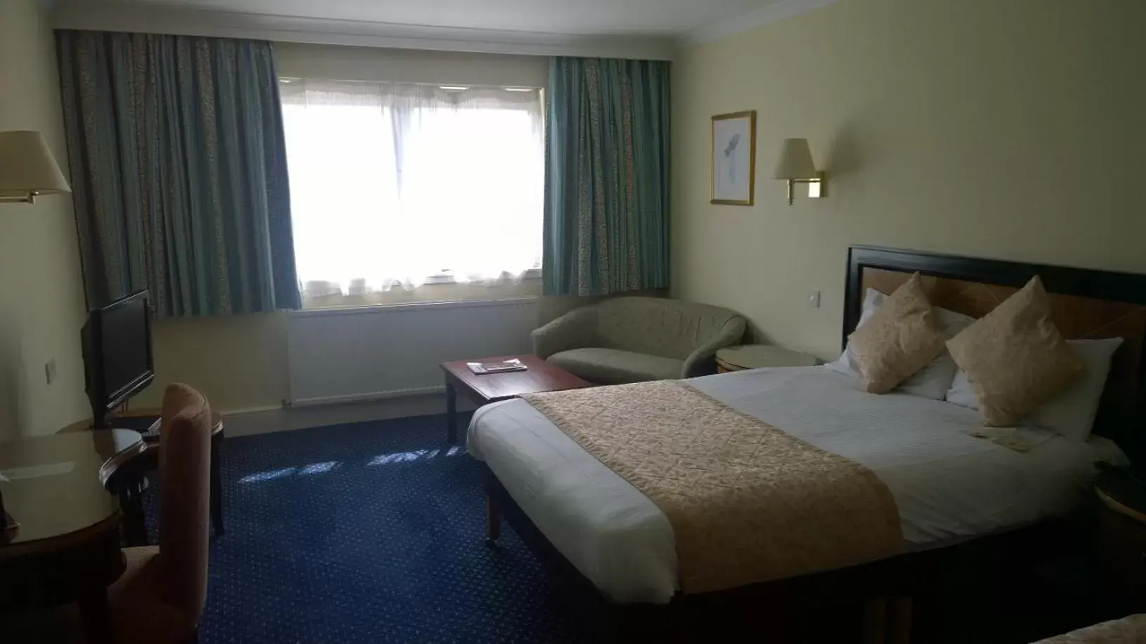 Toilet, Bed in Britannia Hotel Aberdeen
