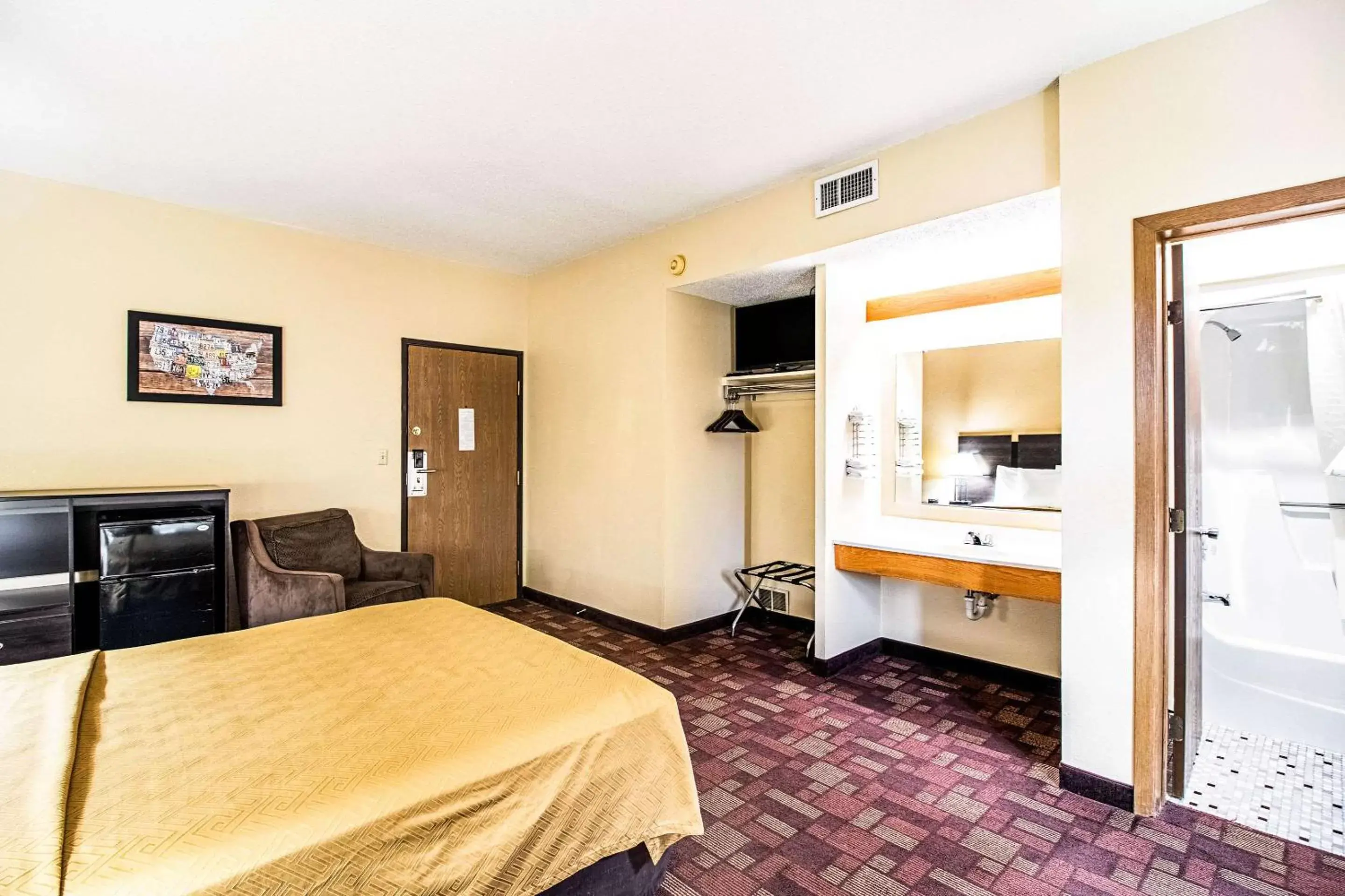 Photo of the whole room, Bed in Econo Lodge Watertown