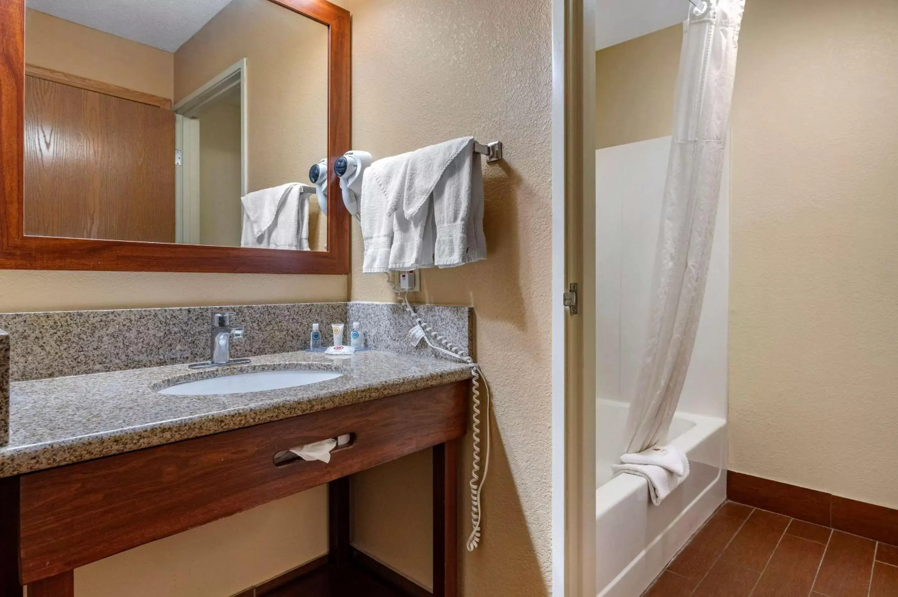 Bedroom, Bathroom in Comfort Inn Joliet West I-80