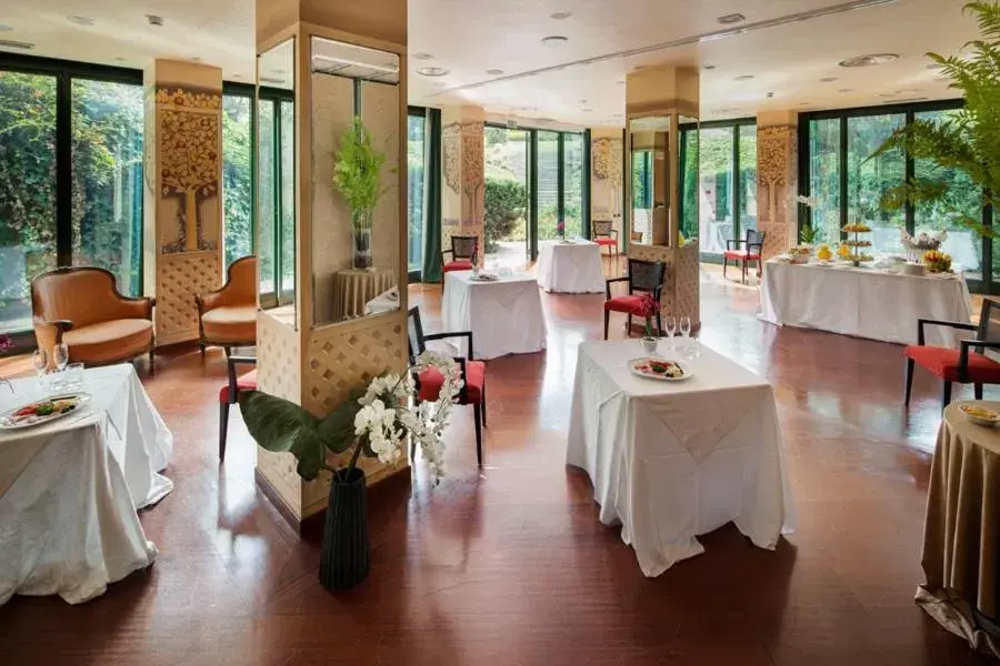 Restaurant/Places to Eat in Cosmo Hotel Torri