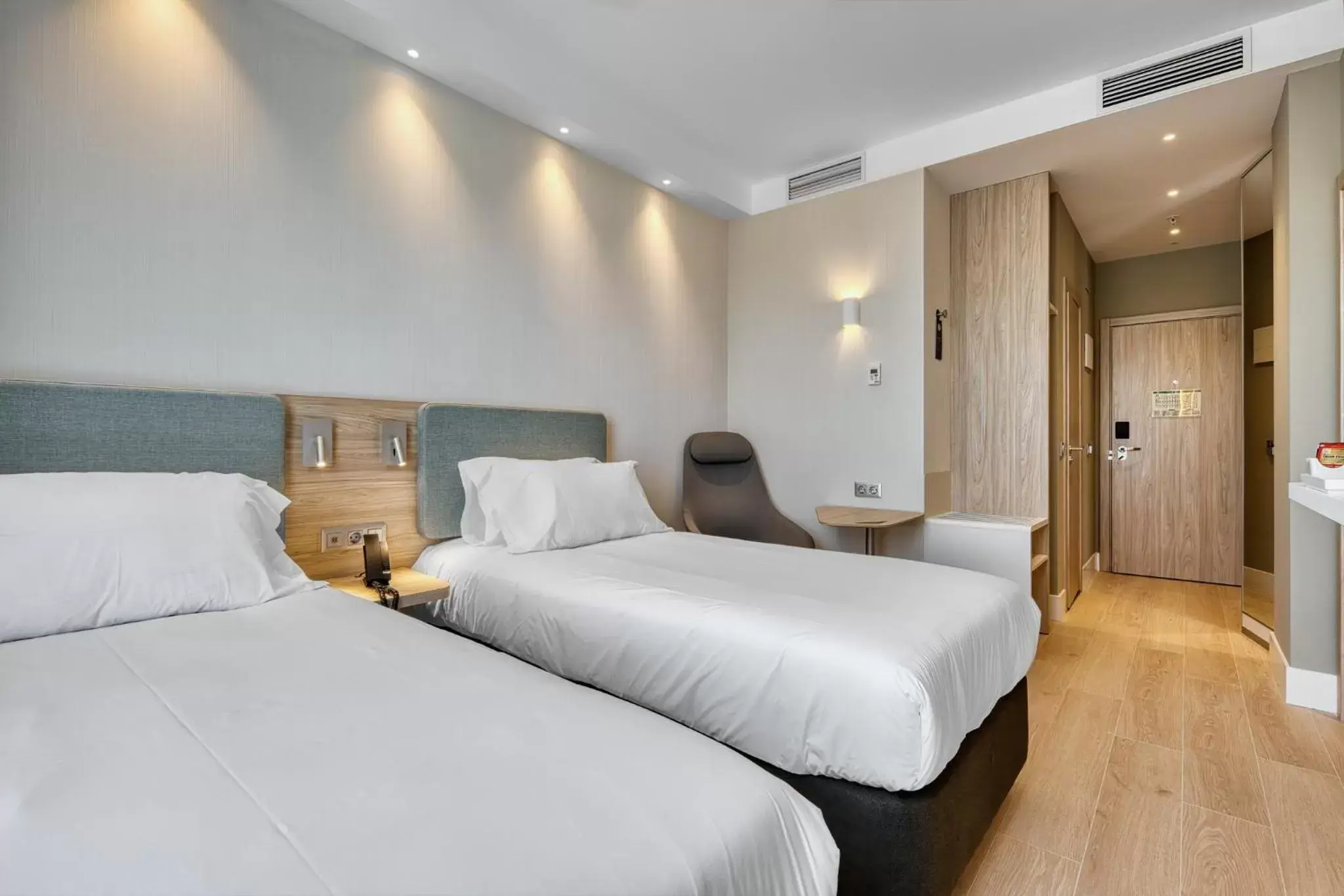 Photo of the whole room, Bed in Holiday Inn Express - Madrid - Airport, an IHG Hotel