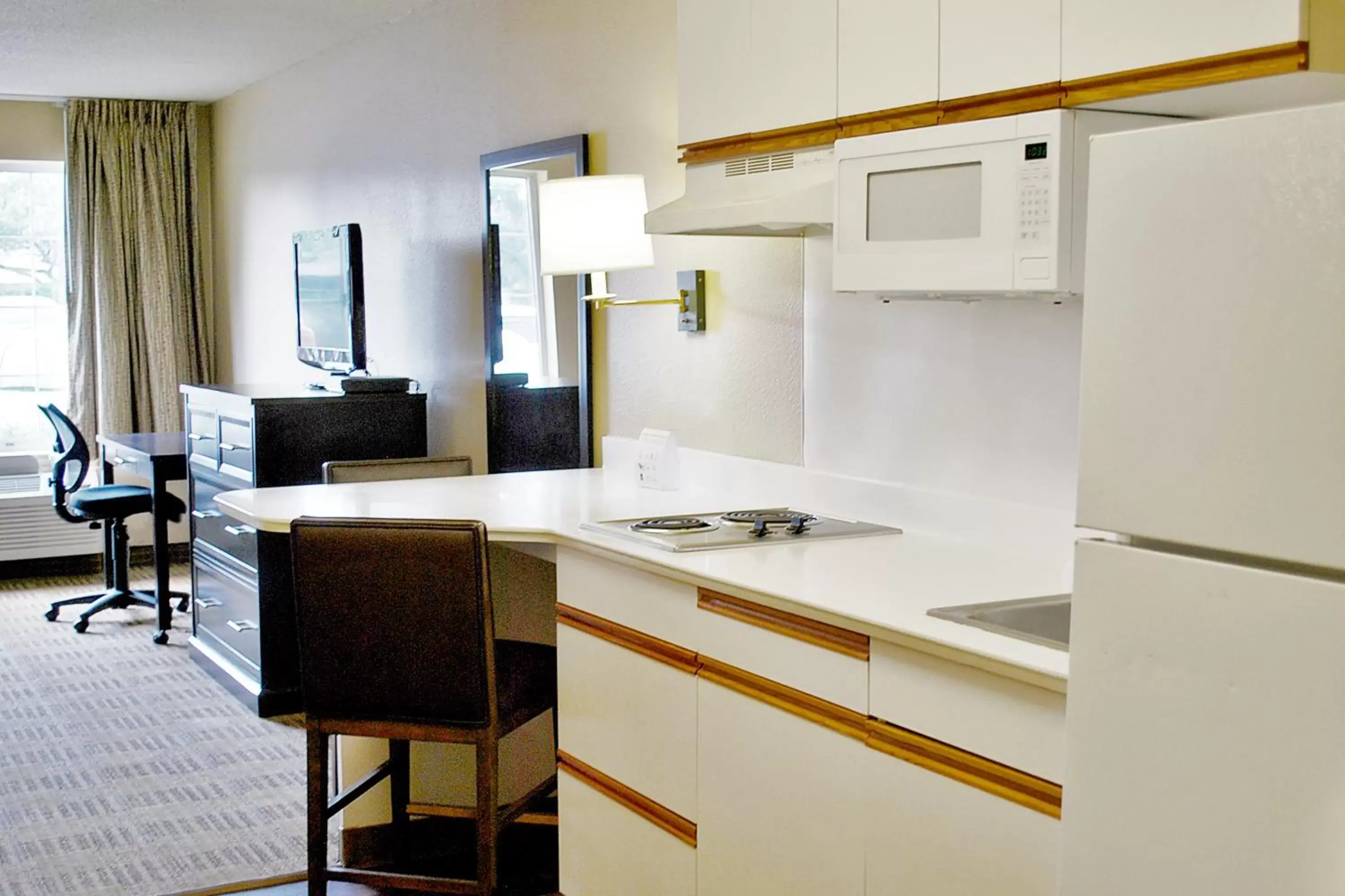 Kitchen or kitchenette, Kitchen/Kitchenette in Extended Stay America Select Suites - Chicago - Vernon Hills - Lincolnshire