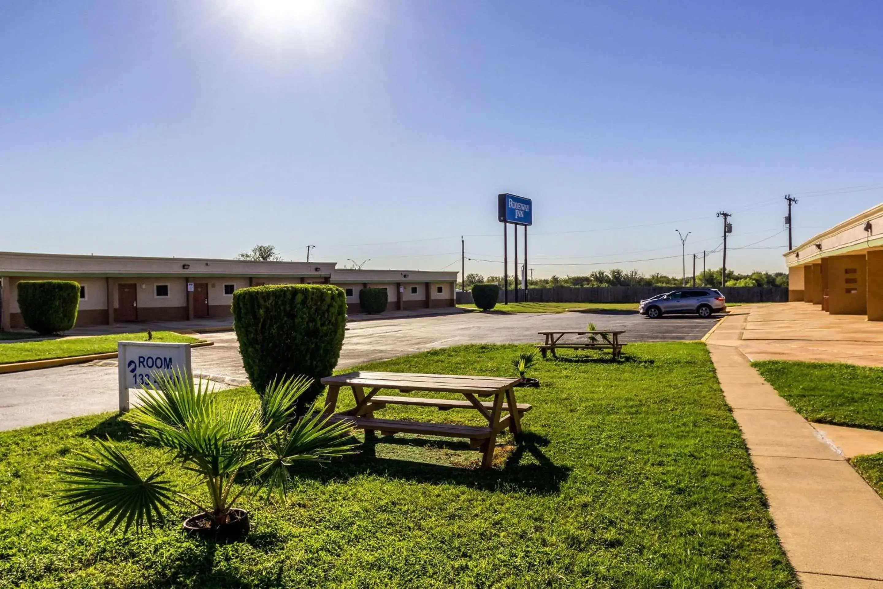 Property building, Swimming Pool in Rodeway Inn San Antonio Lackland AFB - SeaWorld