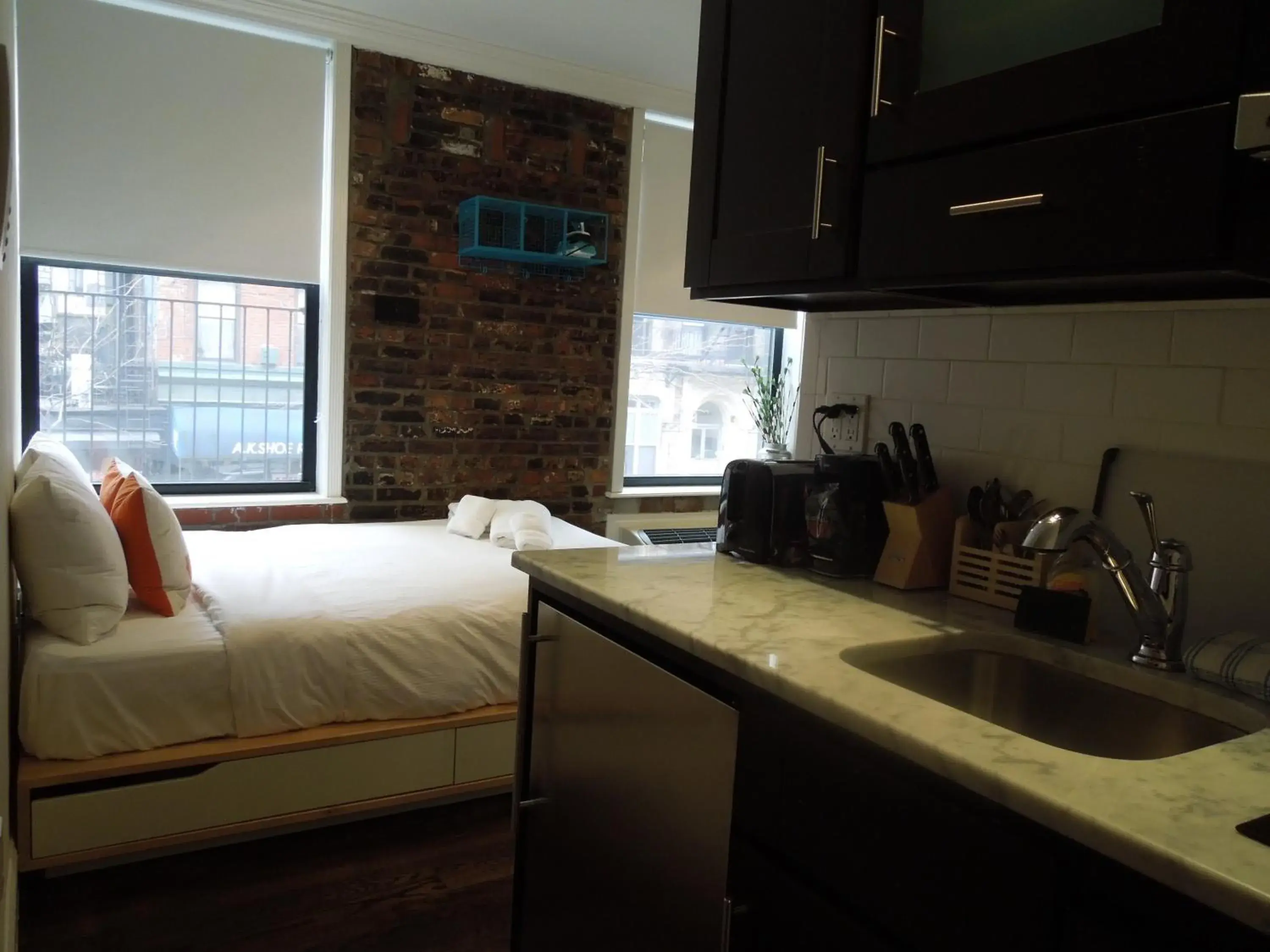 Bed, Kitchen/Kitchenette in East Village Hotel