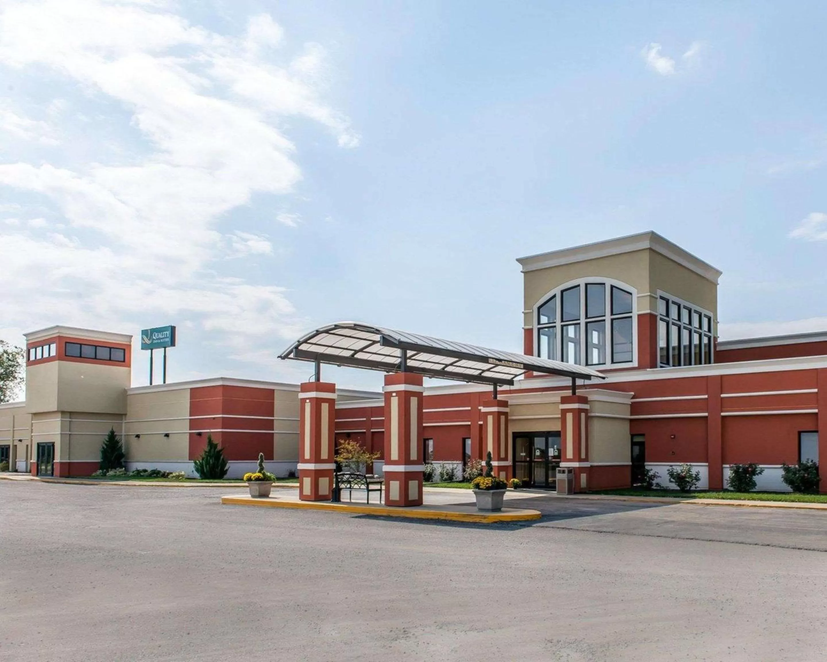 Property building in Quality Inn & Suites Mattoon South