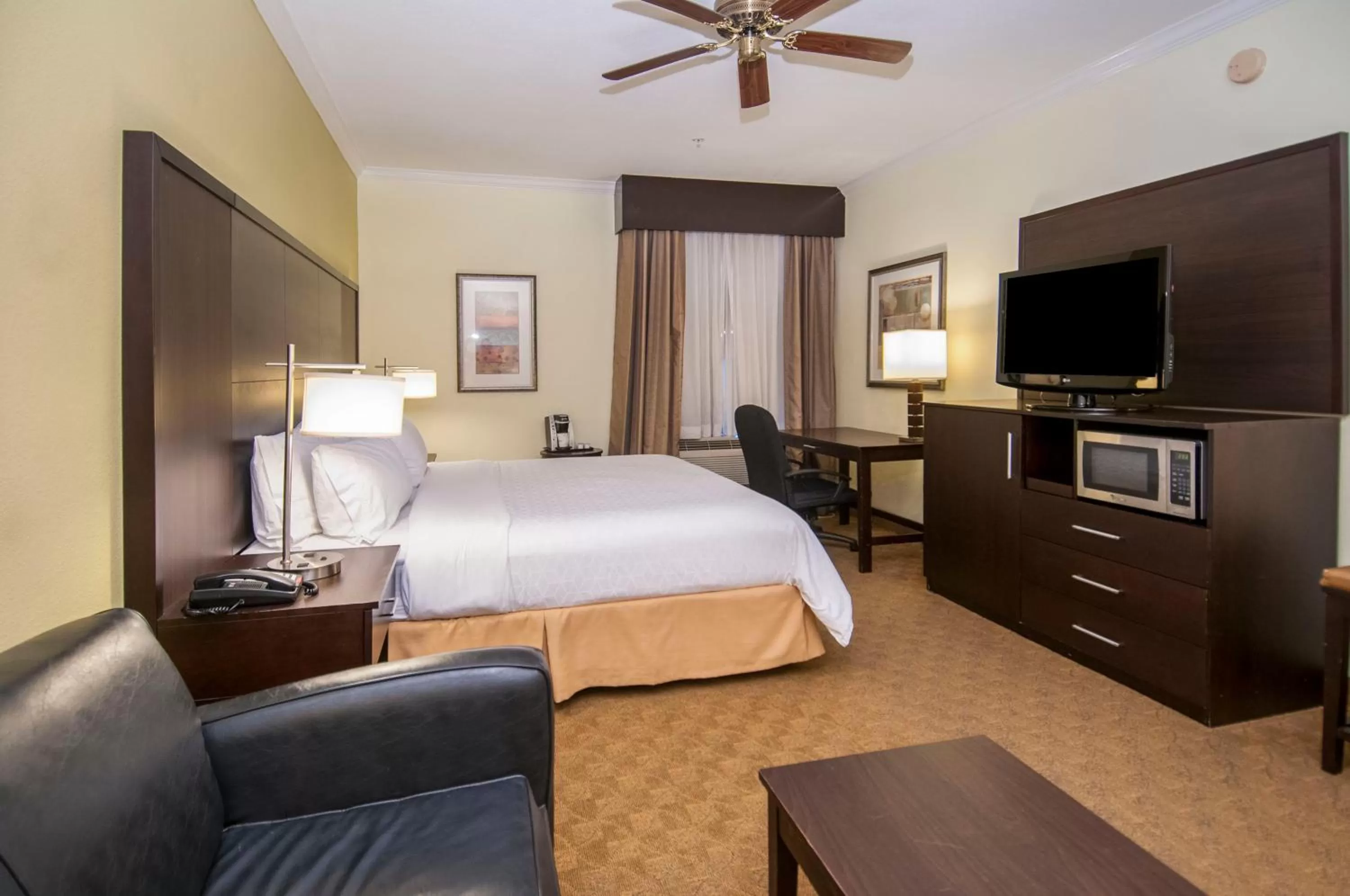 Photo of the whole room, Bed in Holiday Inn Express Hotel & Suites Houston North Intercontinental by IHG
