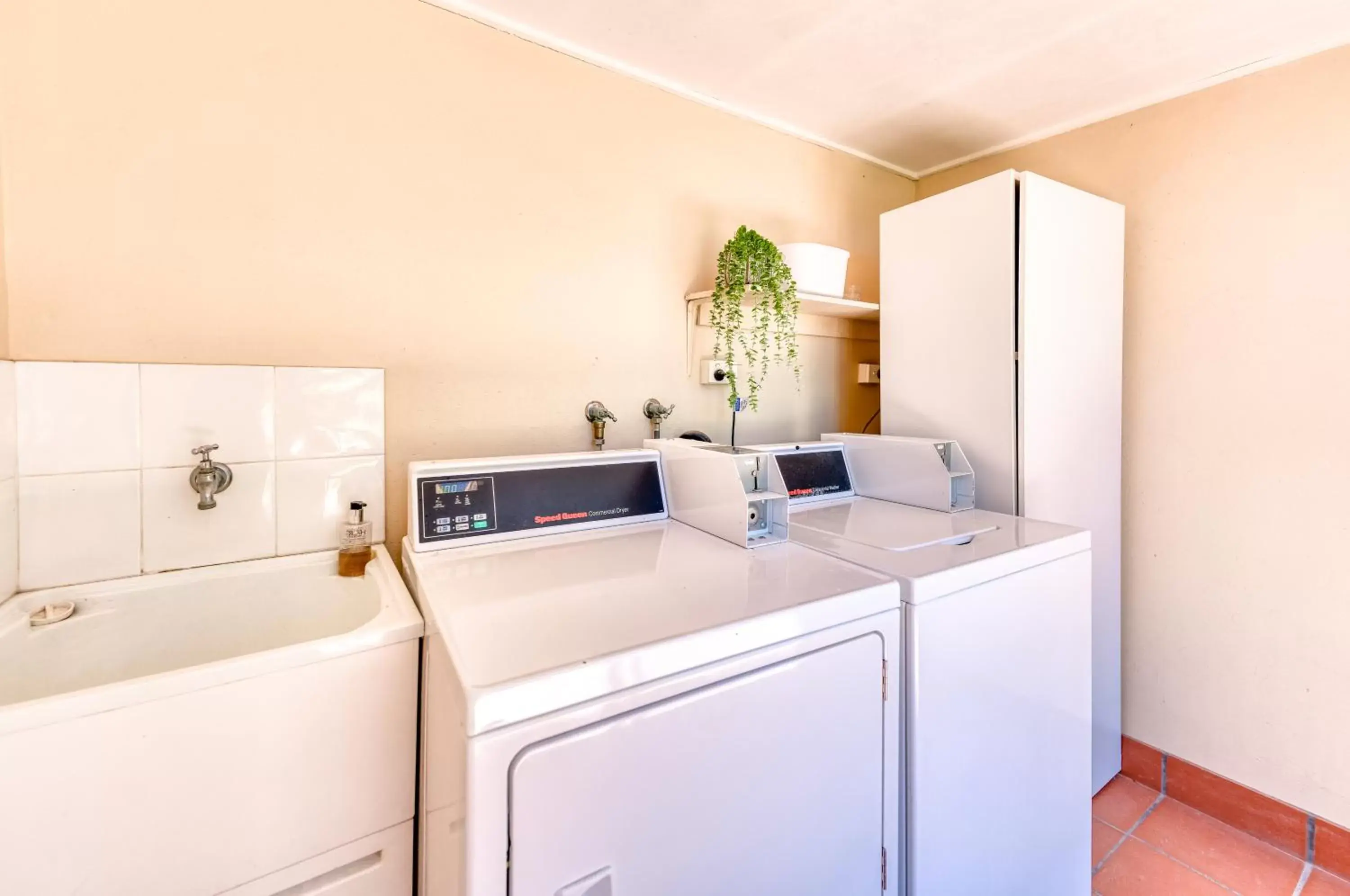 laundry, Kitchen/Kitchenette in Noosa Sun Motel