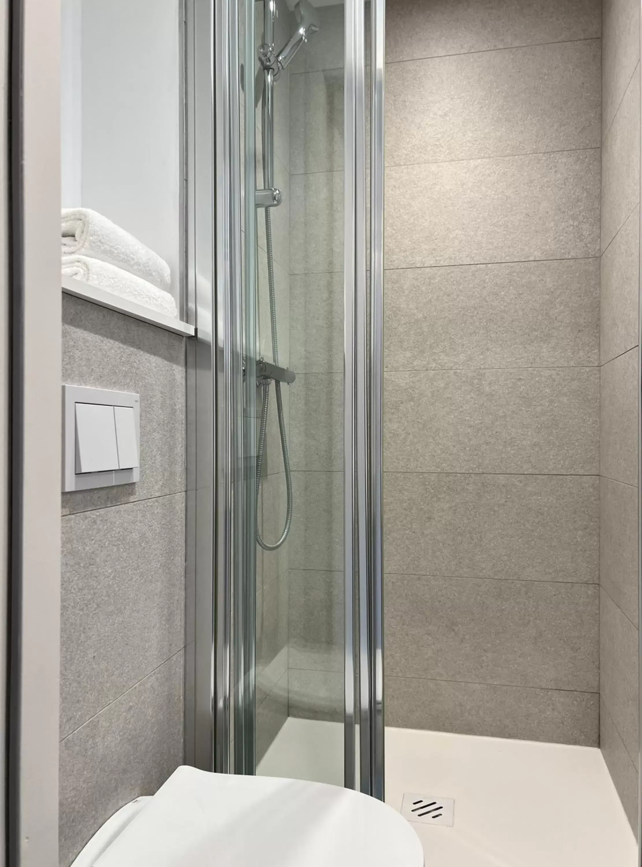 Shower, Bathroom in Kyriad Direct Dijon Sud - Chenove