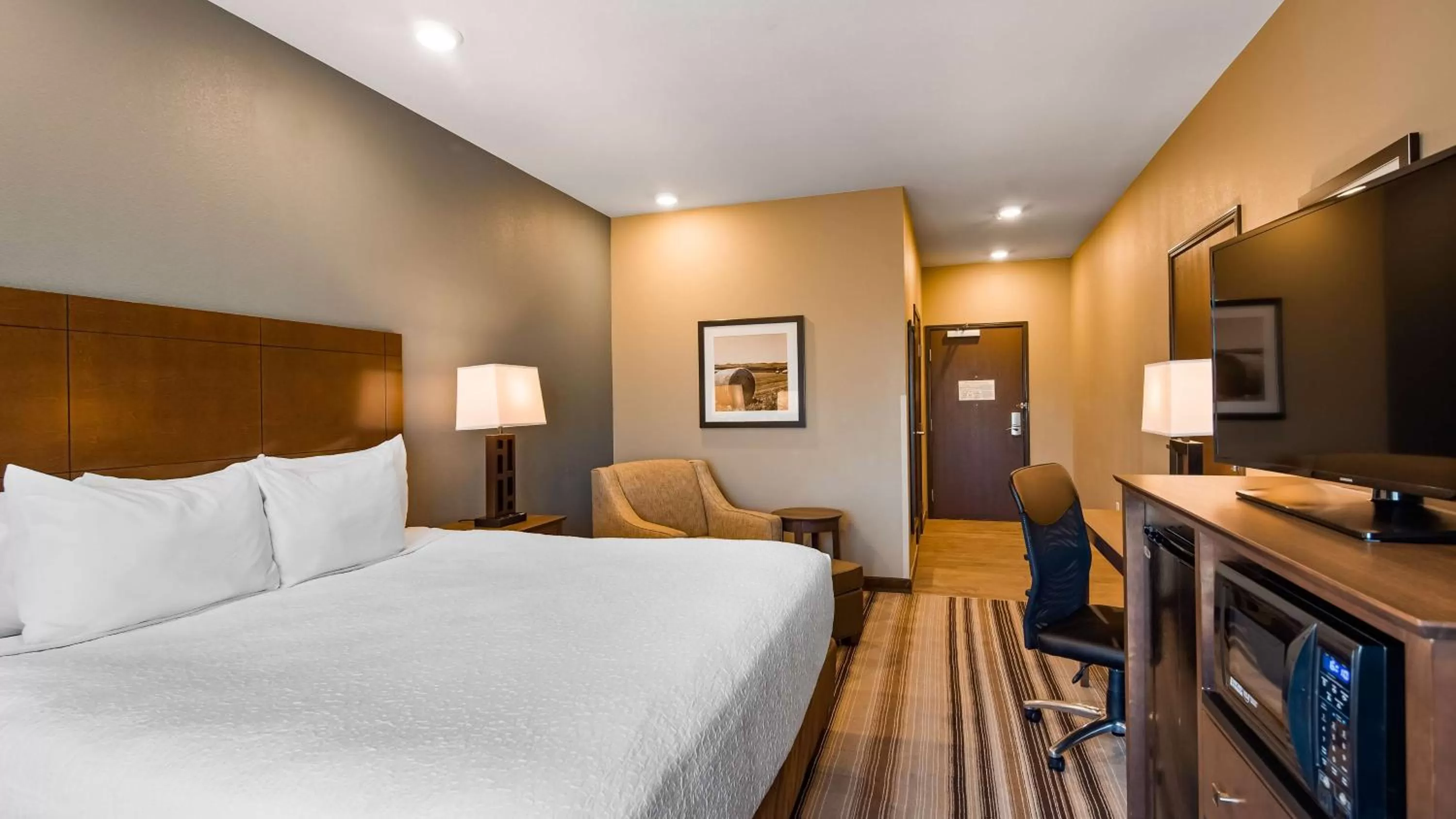 Bedroom, Bed in Best Western Plus Overland Inn