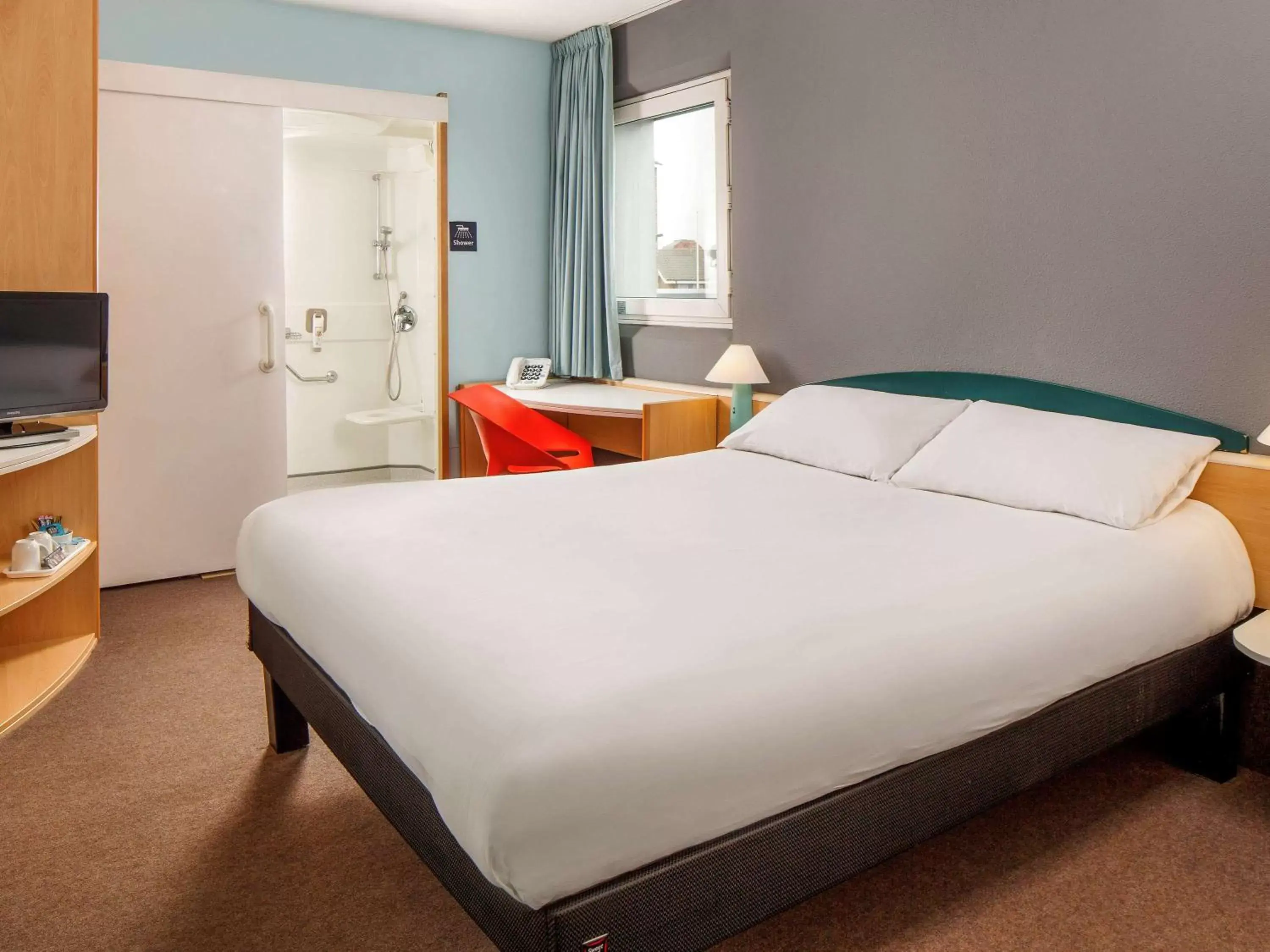 Photo of the whole room, Bed in ibis Hull City Centre