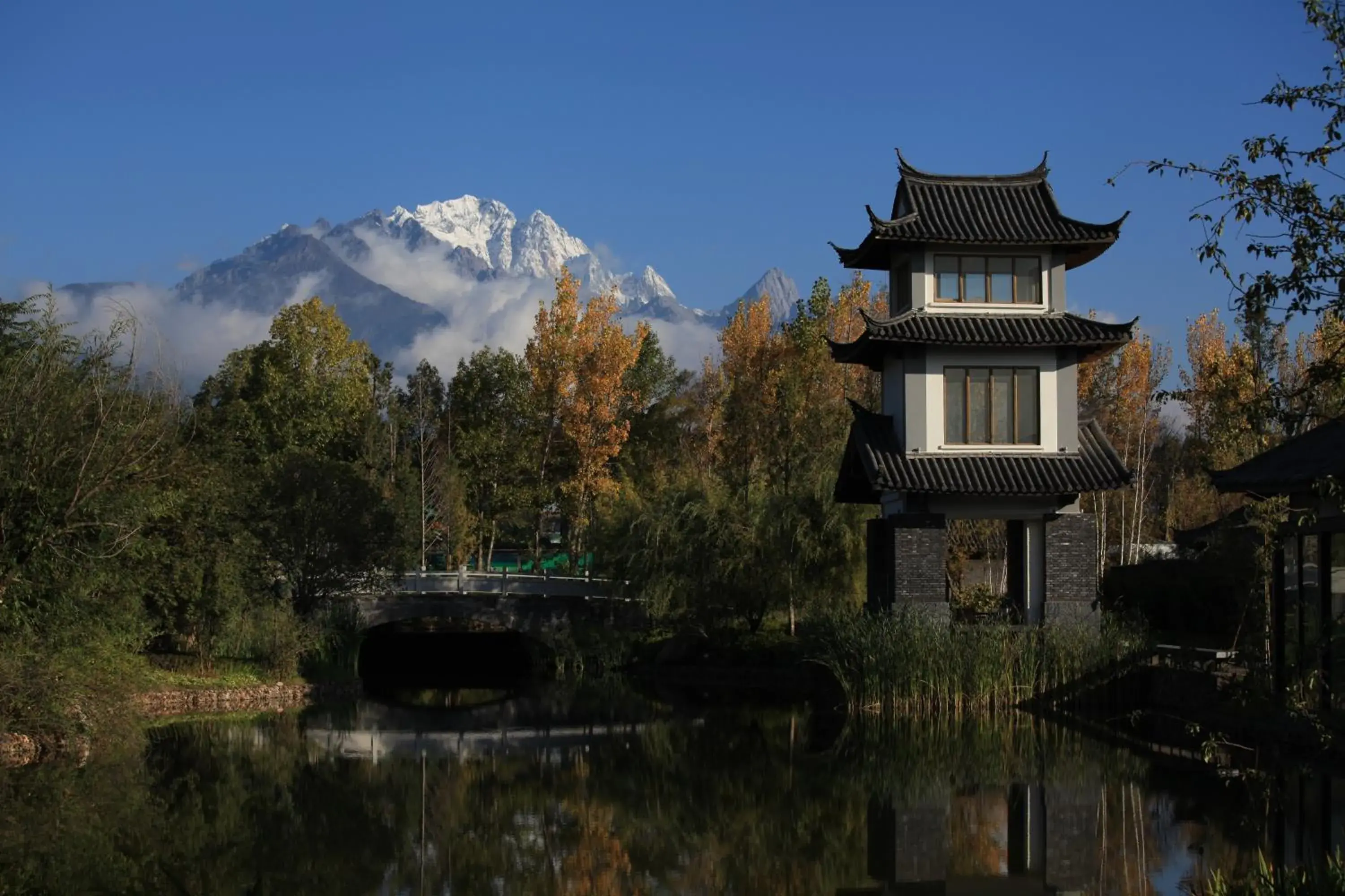 Mountain view in Pullman Lijiang Resort & Spa