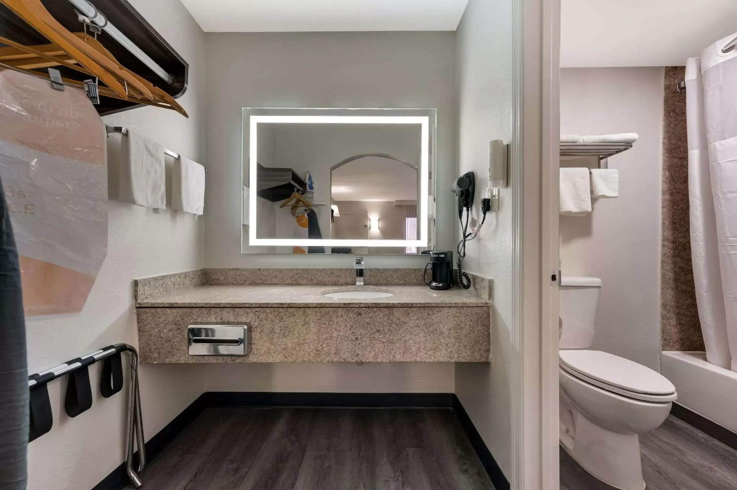 Bedroom, Bathroom in Quality Inn Gadsden - Attalla