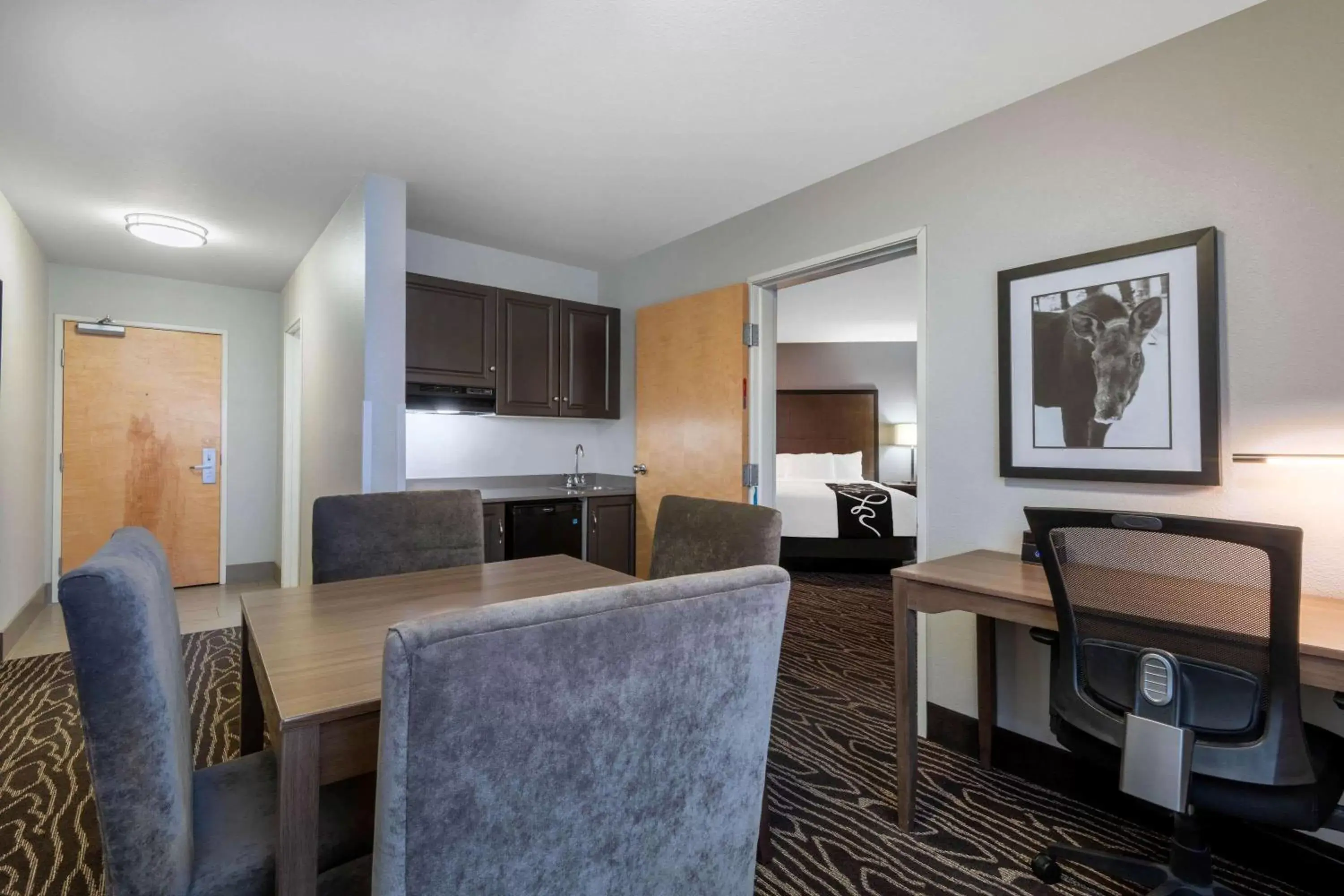 Photo of the whole room, Kitchen/Kitchenette in La Quinta by Wyndham Fairbanks Airport