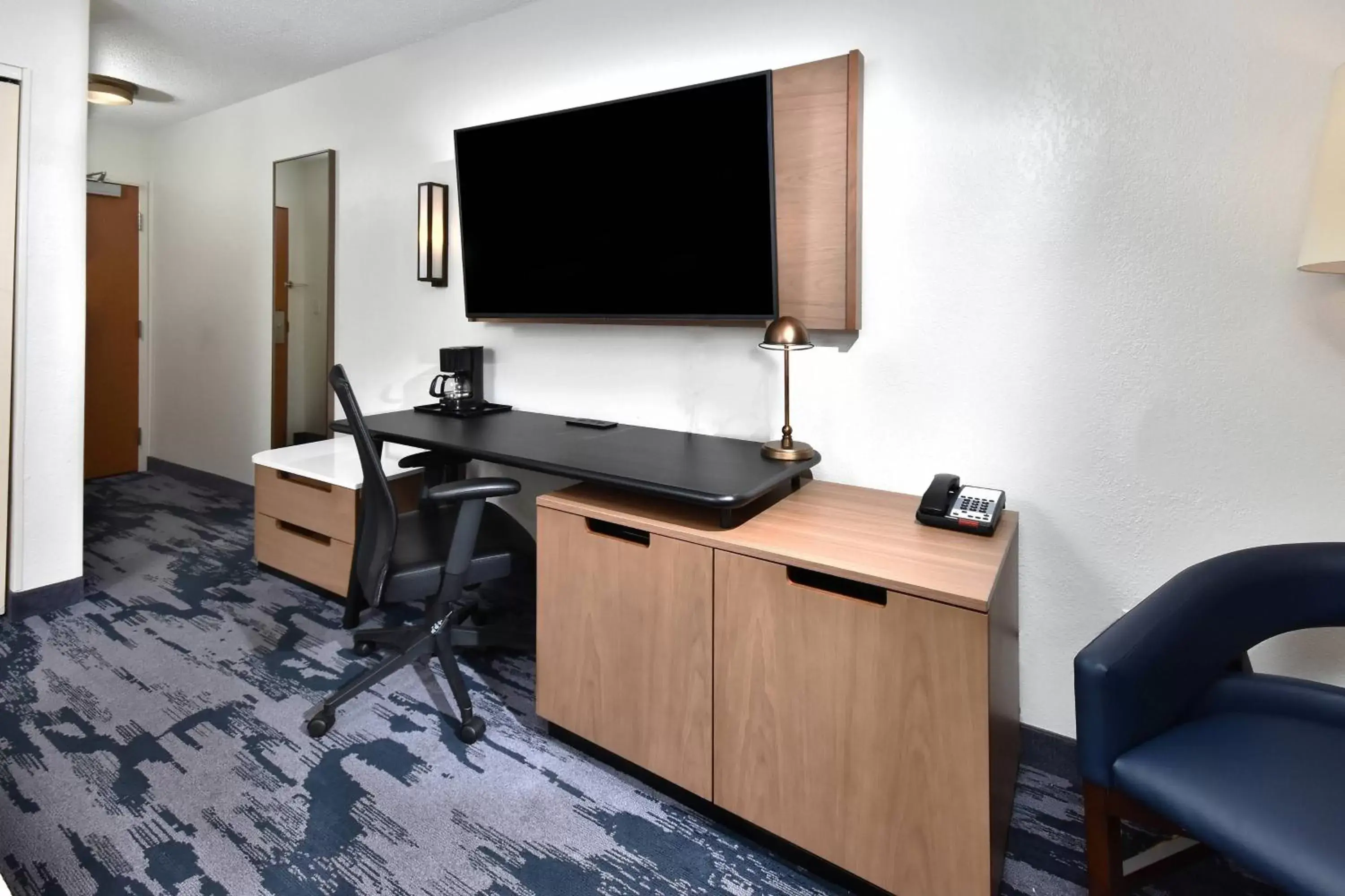Photo of the whole room, TV/Entertainment Center in Fairfield Inn & Suites by Marriott Richmond Innsbrook
