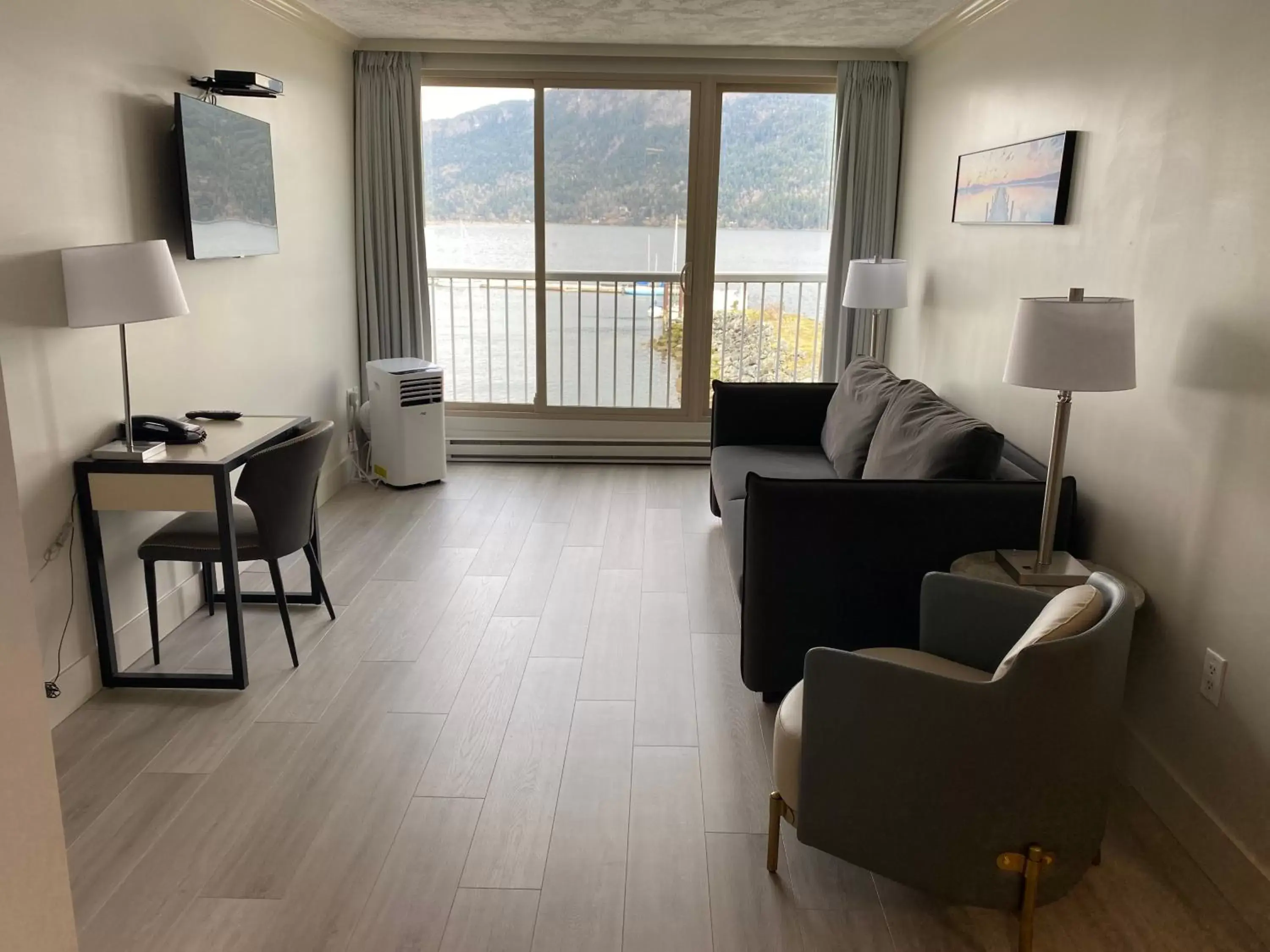 Living room, Seating Area in Oceanfront Suites at Cowichan Bay
