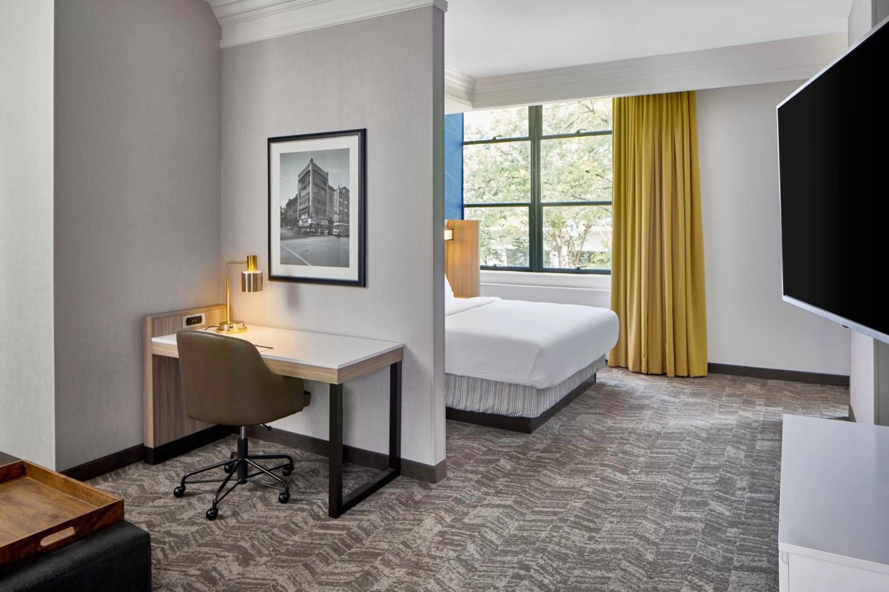 Living room, Bed in SpringHill Suites Memphis Downtown