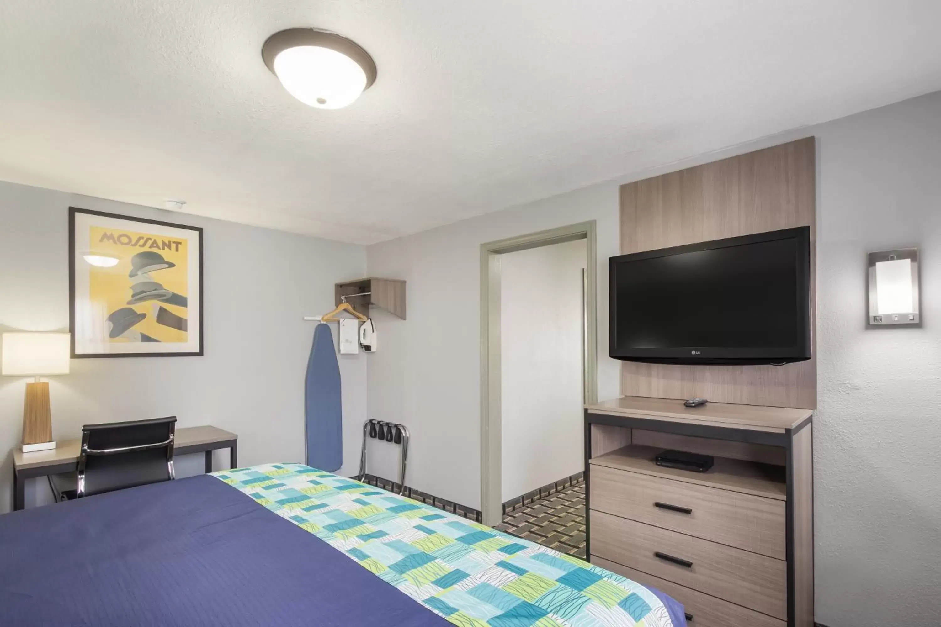 Bed in Knights Inn and Suites Salem Bed in Knights Inn and Suites Salem