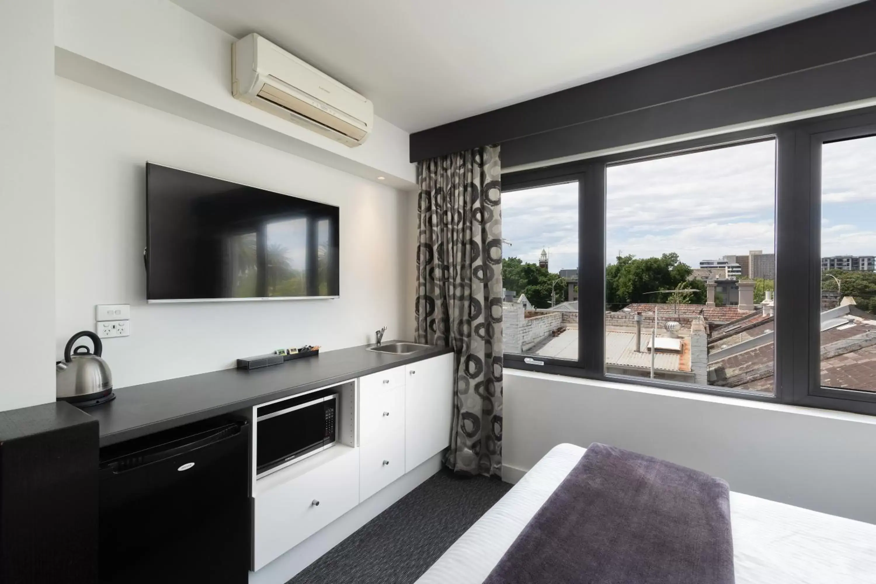 TV and multimedia, TV/Entertainment Center in Comfort Hotel East Melbourne