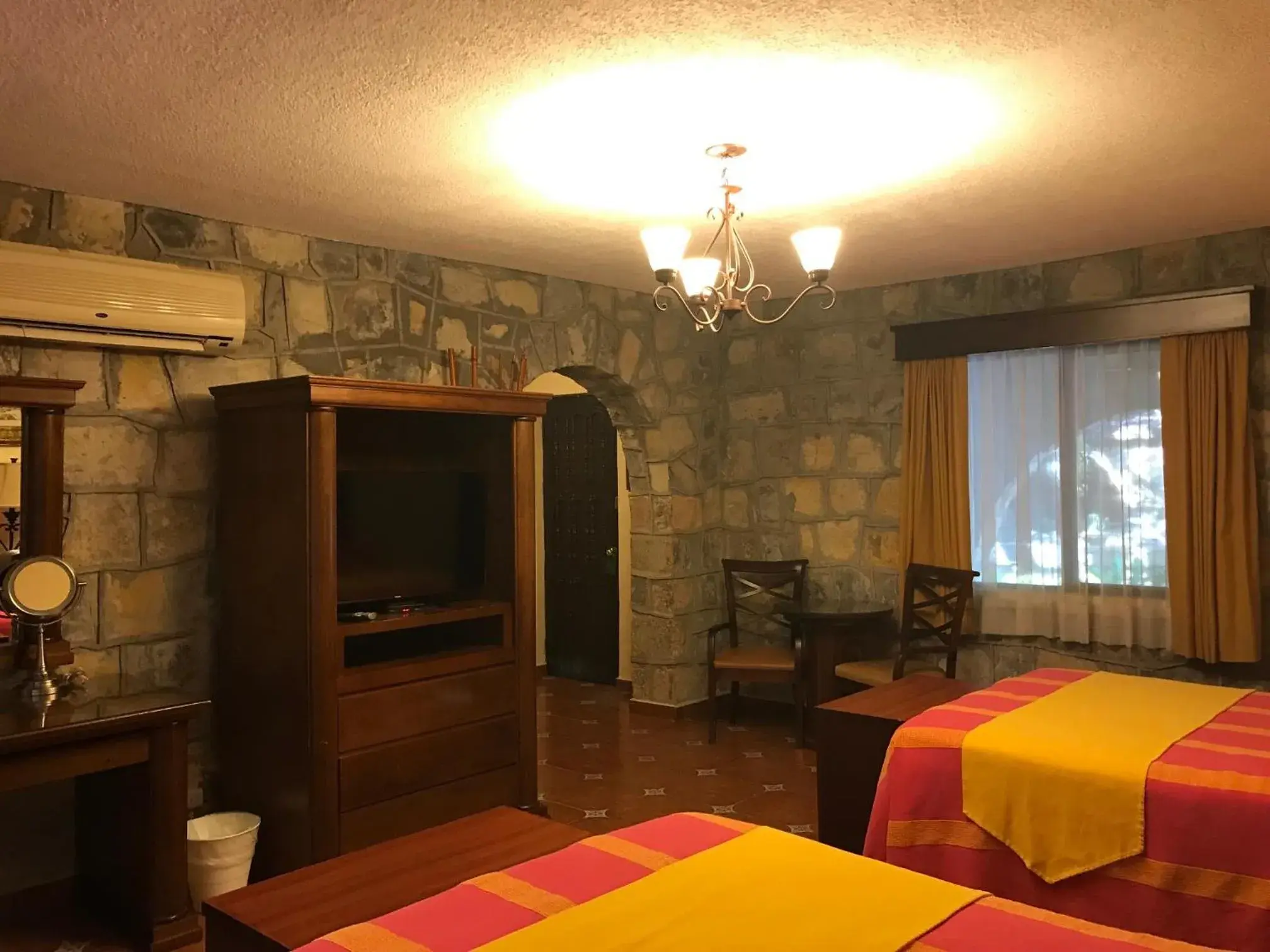 Bed, TV/Entertainment Center in Hotel Valles