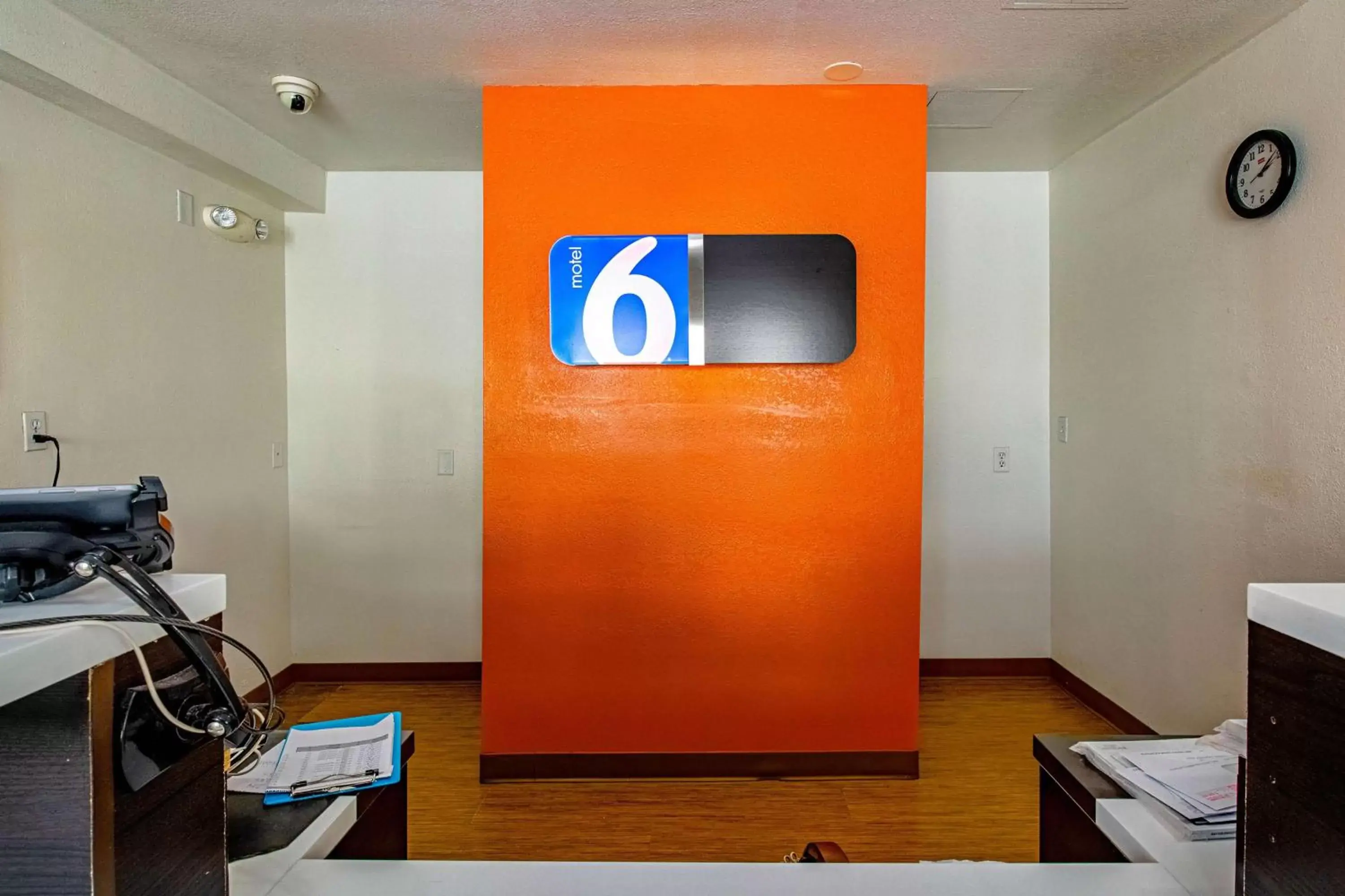 Property logo or sign, TV/Entertainment Center in Motel 6-Palatine, IL - Chicago Northwest