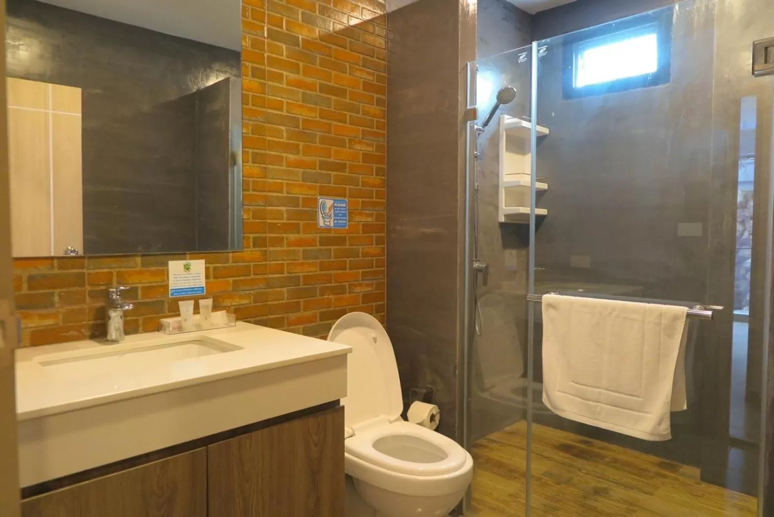 Toilet in V20 Boutique Jacuzzi Hotel